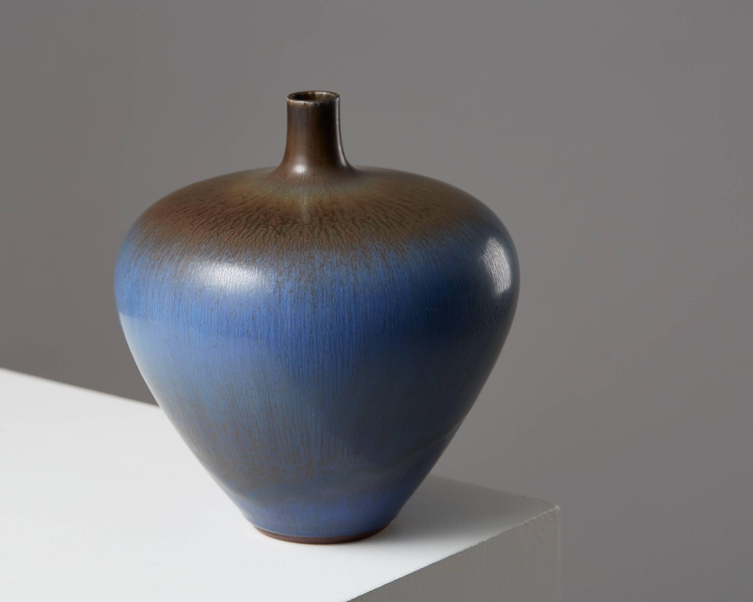 Vase designed by Berndt Friberg for Gustavsberg, Sweden, 1960s.
Stoneware.

Measures: H: 17 cm/ 6 3/4