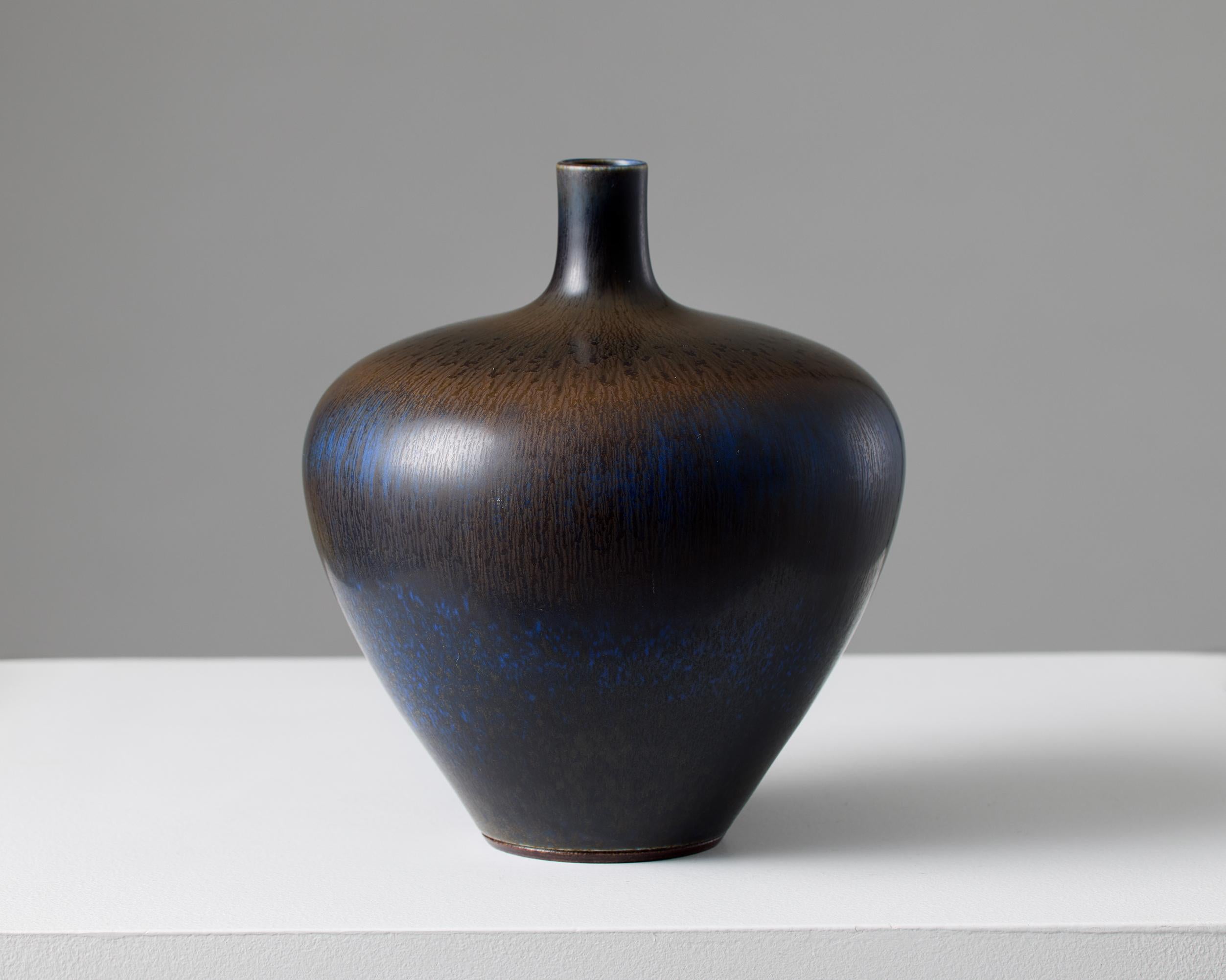 Vase conçu par Berndt Friberg pour Gustavsbergs Studio, Suède, 1962.

Grès.

Signé.

H : 18 cm
Dia : 16 cm / 6 5/16