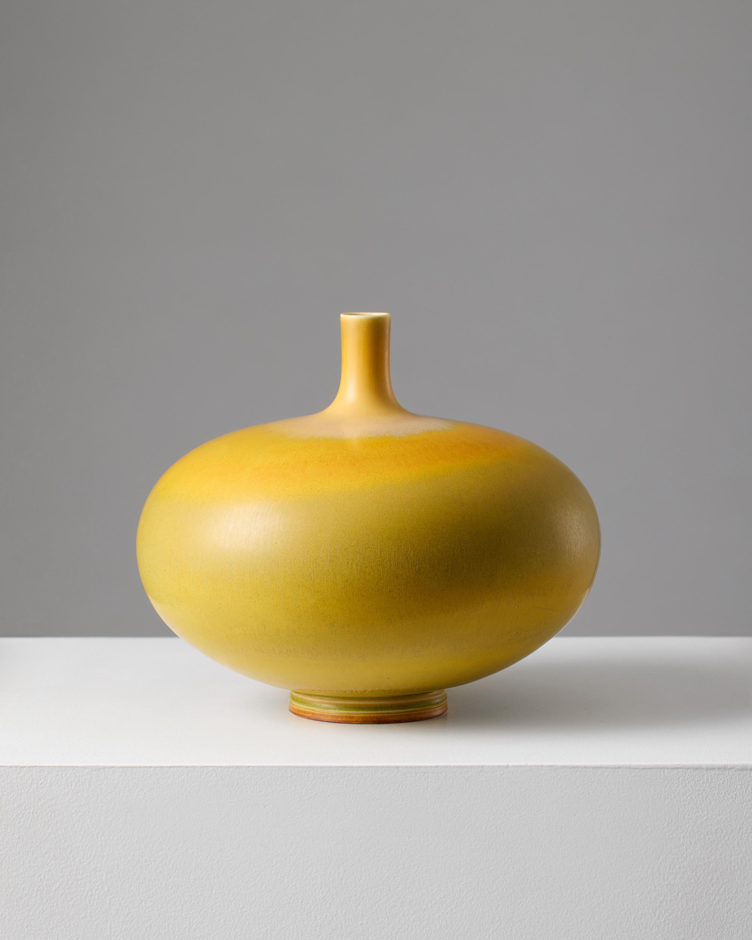 Vase conçu par Berndt Friberg pour Gustavsbergs Studio, Suède, 1968.

Grès.

Signé.

H : 20 cm
Dia : 22 cm / 8 11/16