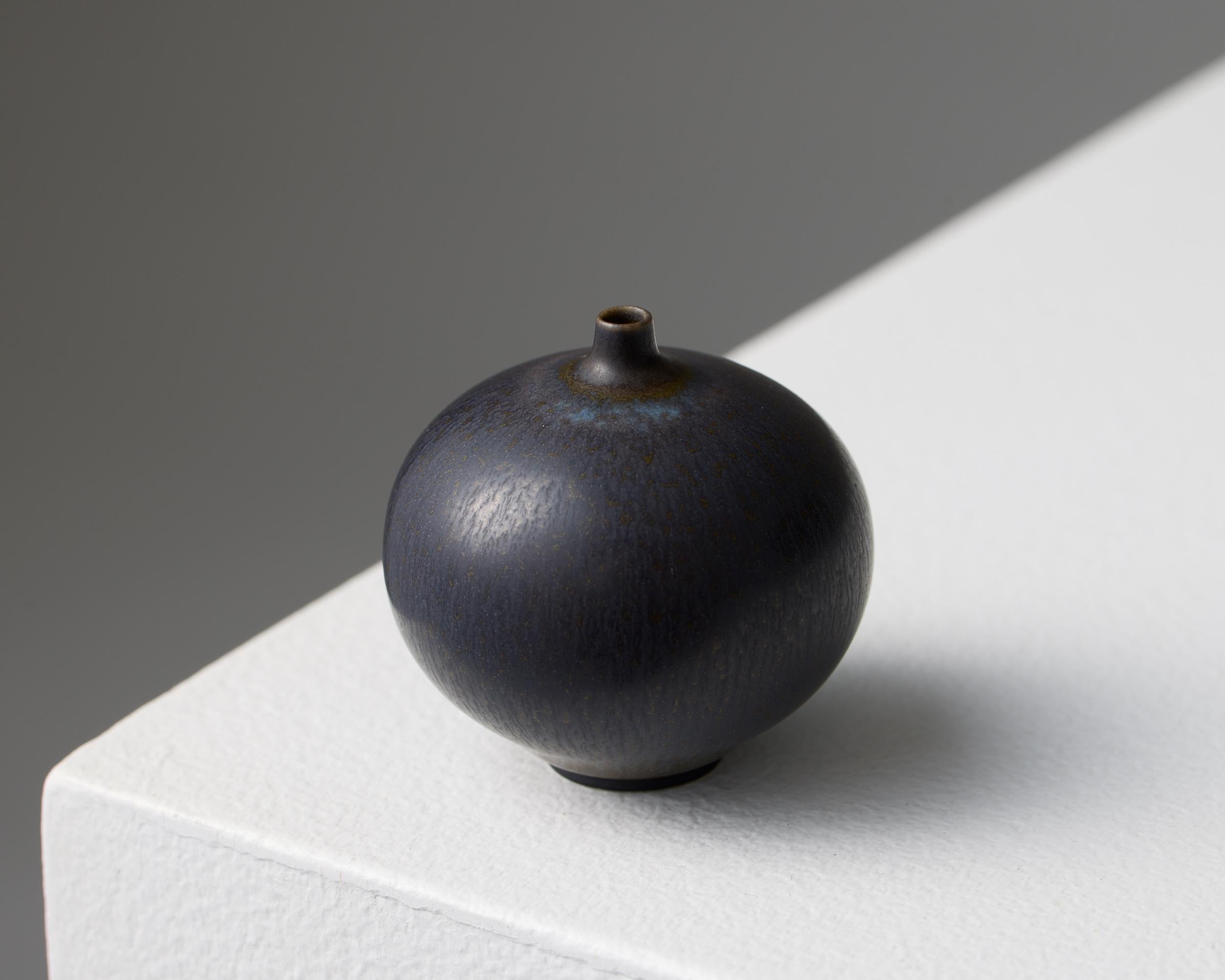 Vase conçu par Berndt Friberg, Gustavsberg
Suède, années 1950

Grès.

H : 3,5 cm / 1 3/8