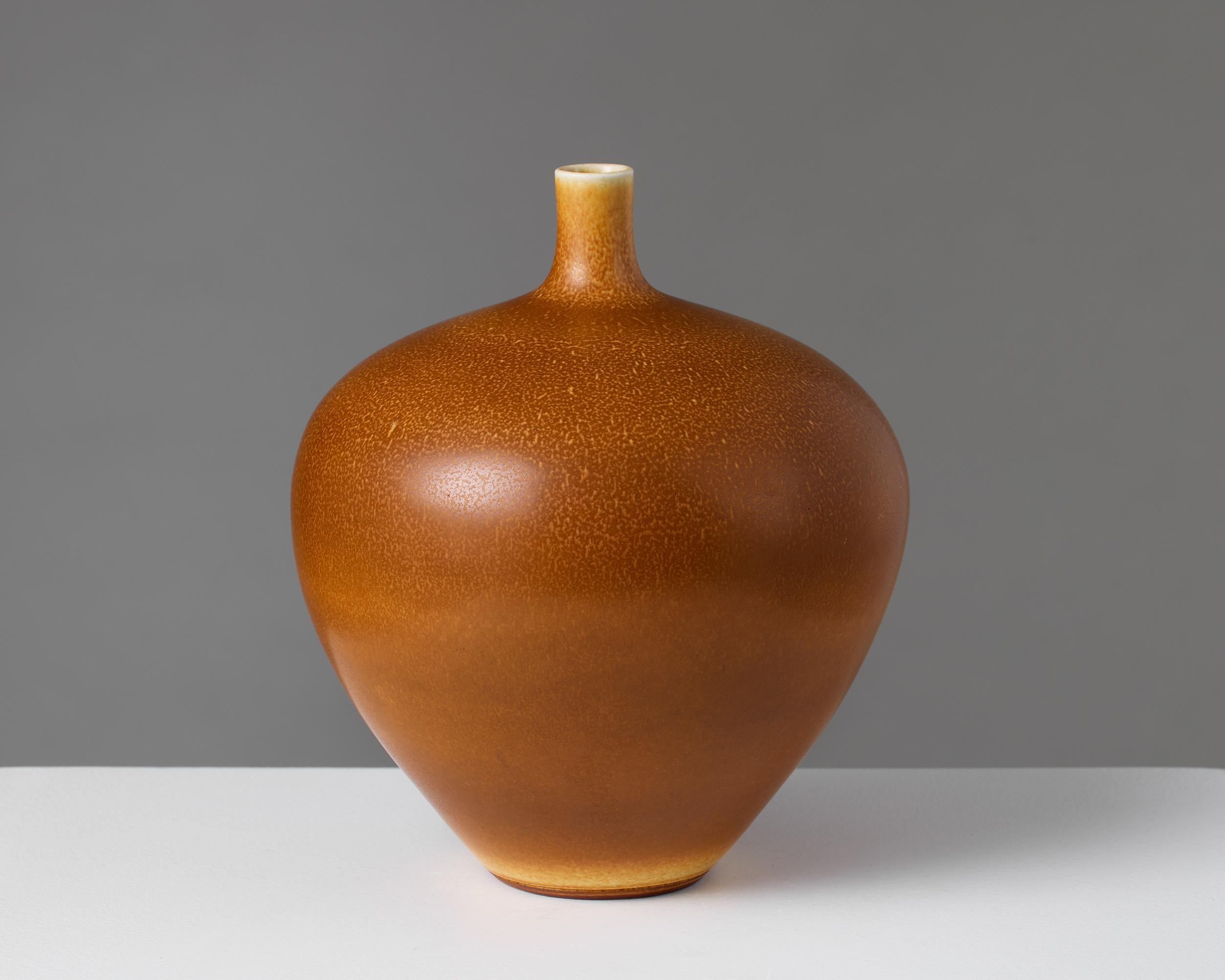 Vase conçu par Berndt Friberg, Gustavsberg, Suède, 1967.

Grès.

Signé.

H : 20,5 cm / 8 1/8