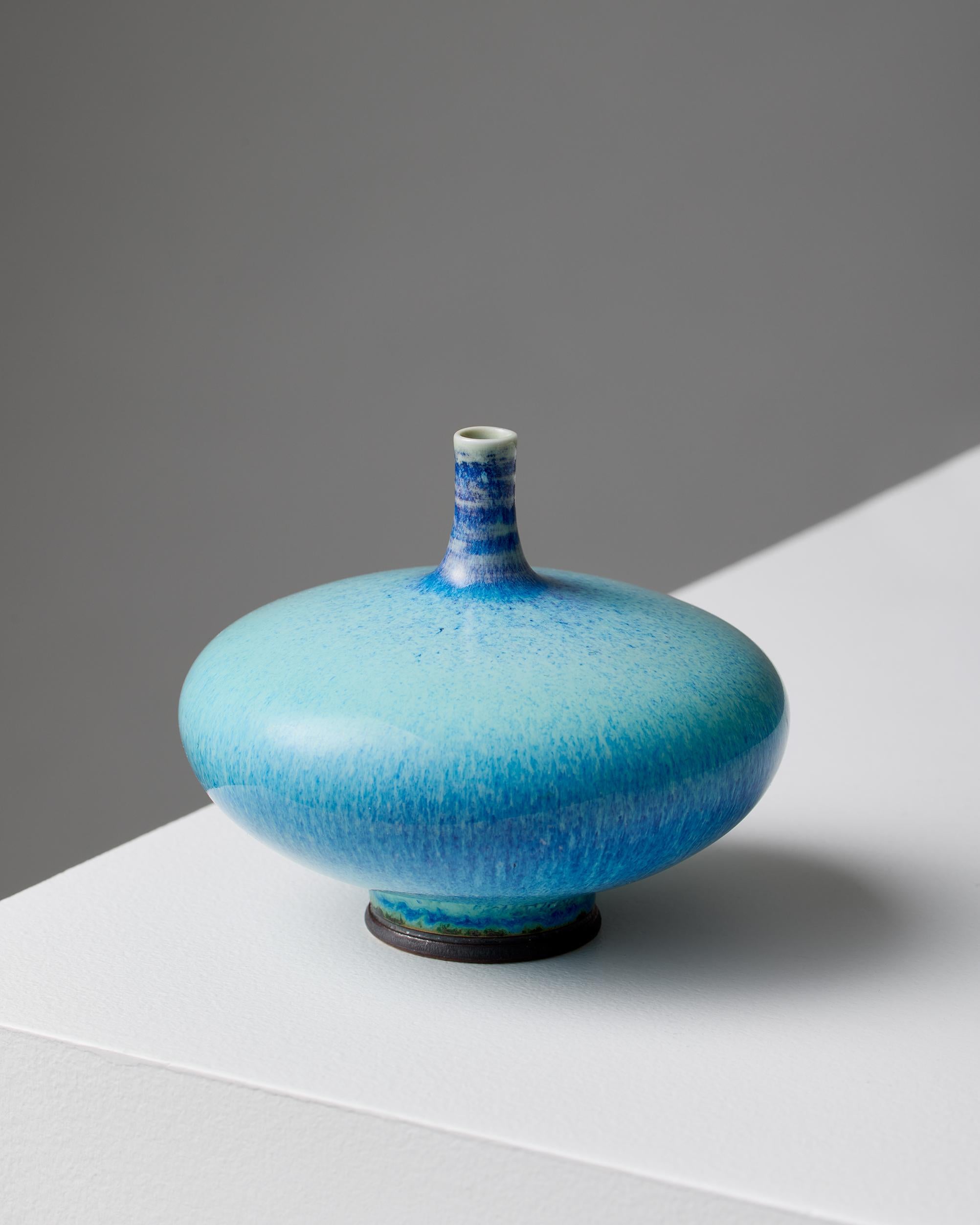 Suédois Vase en grès émaillé bleu de Berndt Friberg - Gustavsberg Studio, Suède 1970 en vente