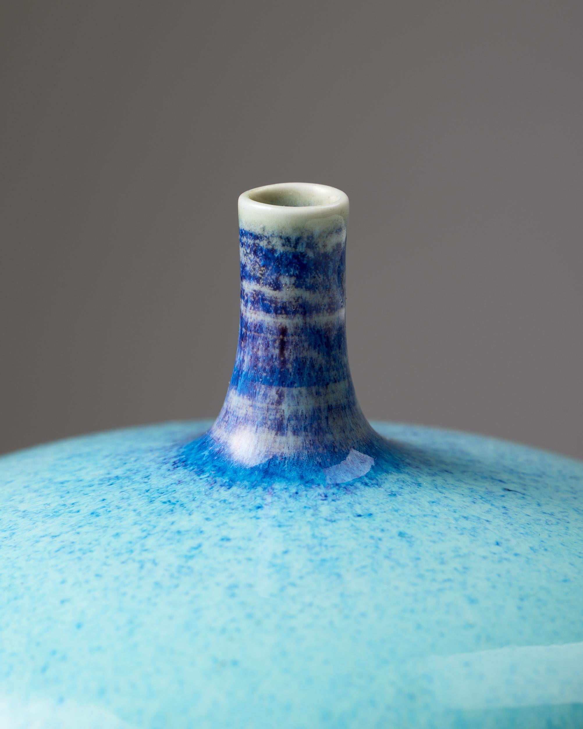 Grès Vase en grès émaillé bleu de Berndt Friberg - Gustavsberg Studio, Suède 1970 en vente