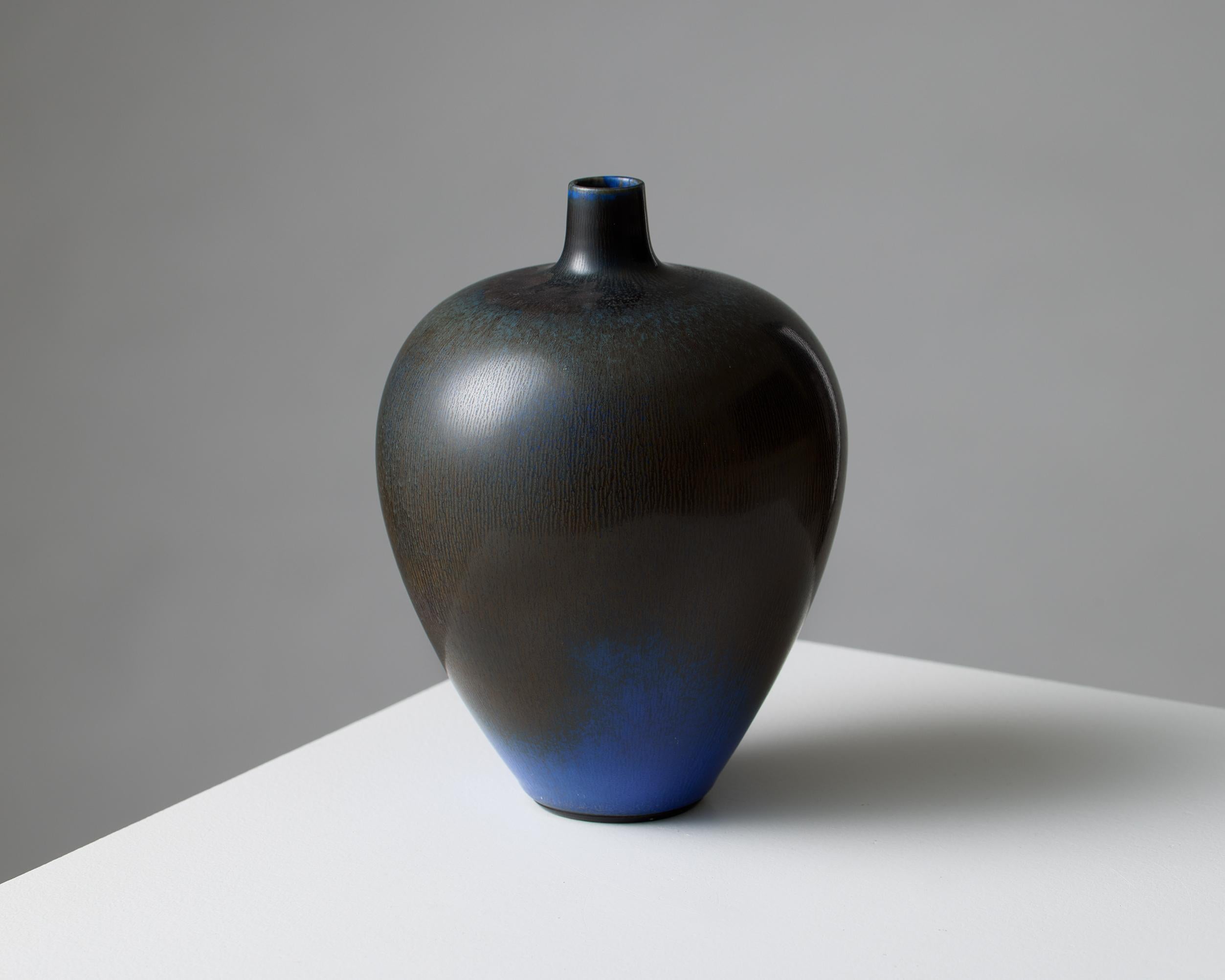 Vase designed by Berndt Friberg, Gustavsbergs Studio, Sweden, 1954.

Stoneware.

Signed

H: 16 cm / 6 5/16