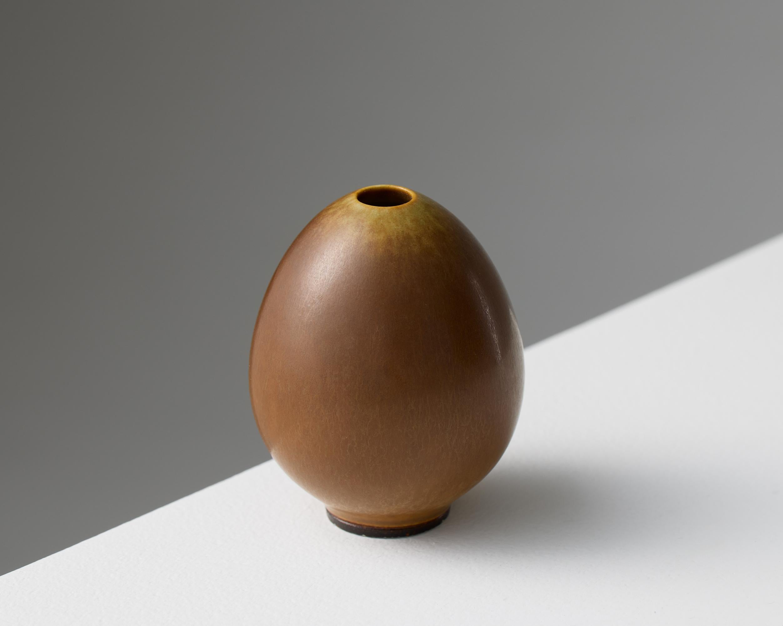 Vase conçu par Berndt Friberg, Rörstrand
Suède, 1955

Grès émaillé à la fourrure de lapin.

H : 6 cm
Dia : 5 cm / 1 15/16