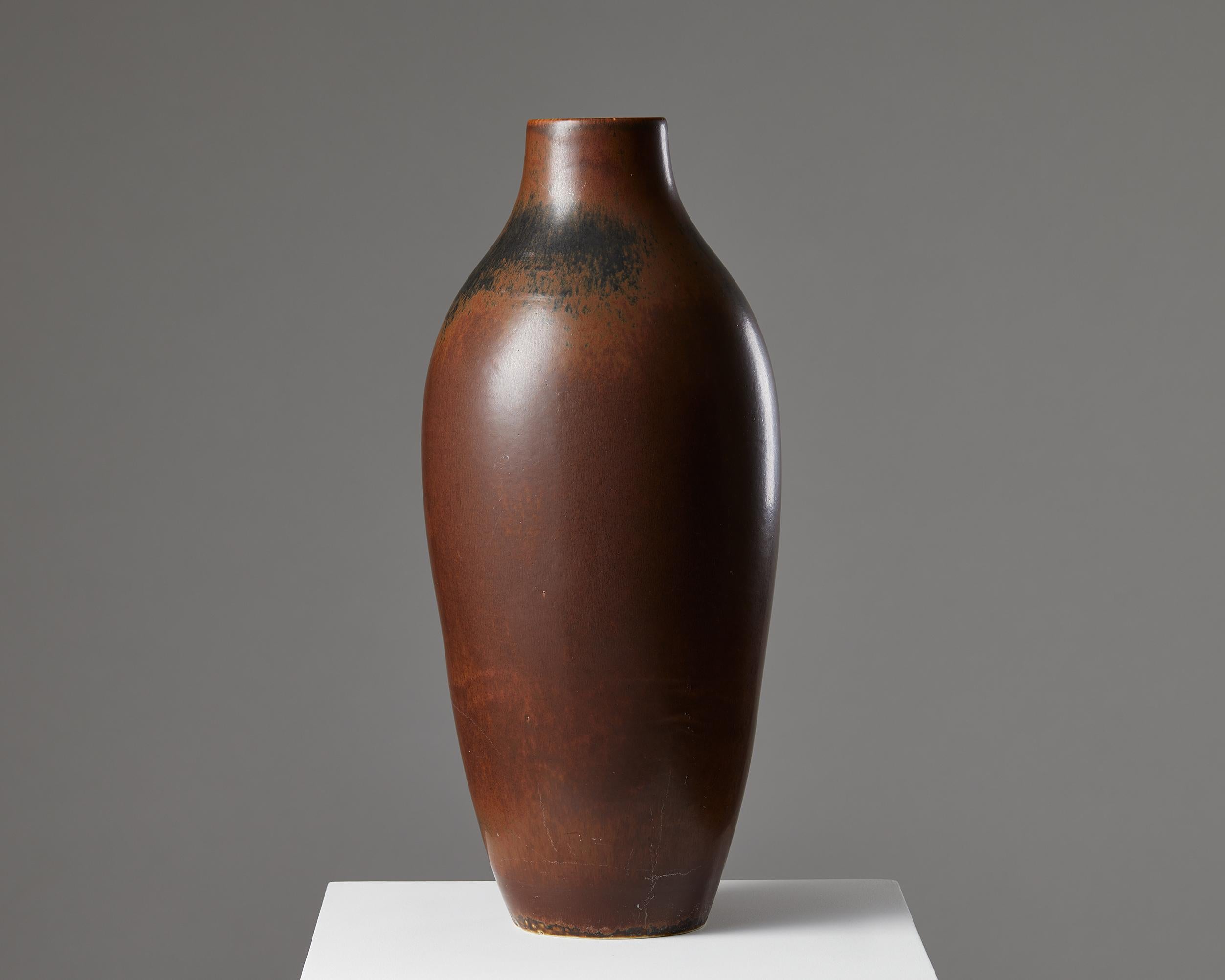 Vase designed by Carl-Harry Stålhane for Rörstrand,
Sweden. 1950s.
Stoneware.

Signed.

Measures: Height: 51 cm / 1' 8