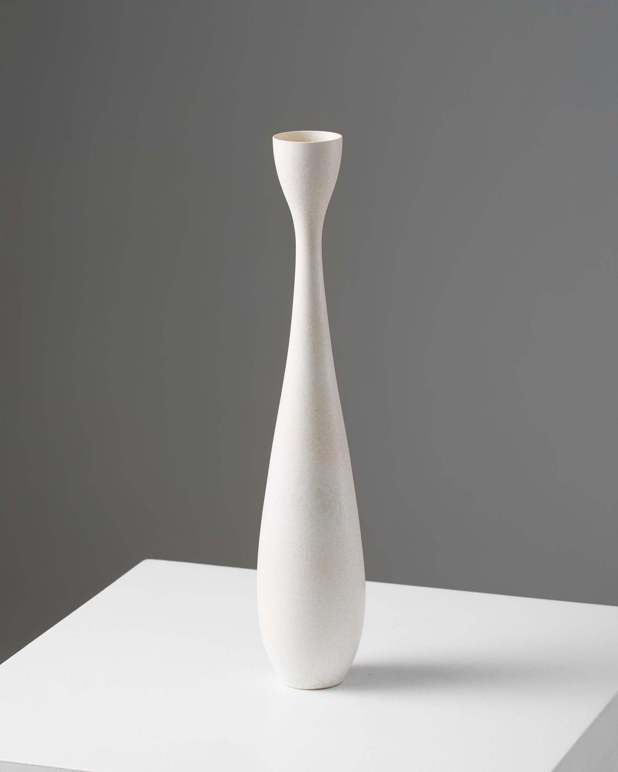 Vase designed by Carl Harry Stålhane for Rörstrand, Sweden, 1953 In Good Condition For Sale In Stockholm, SE