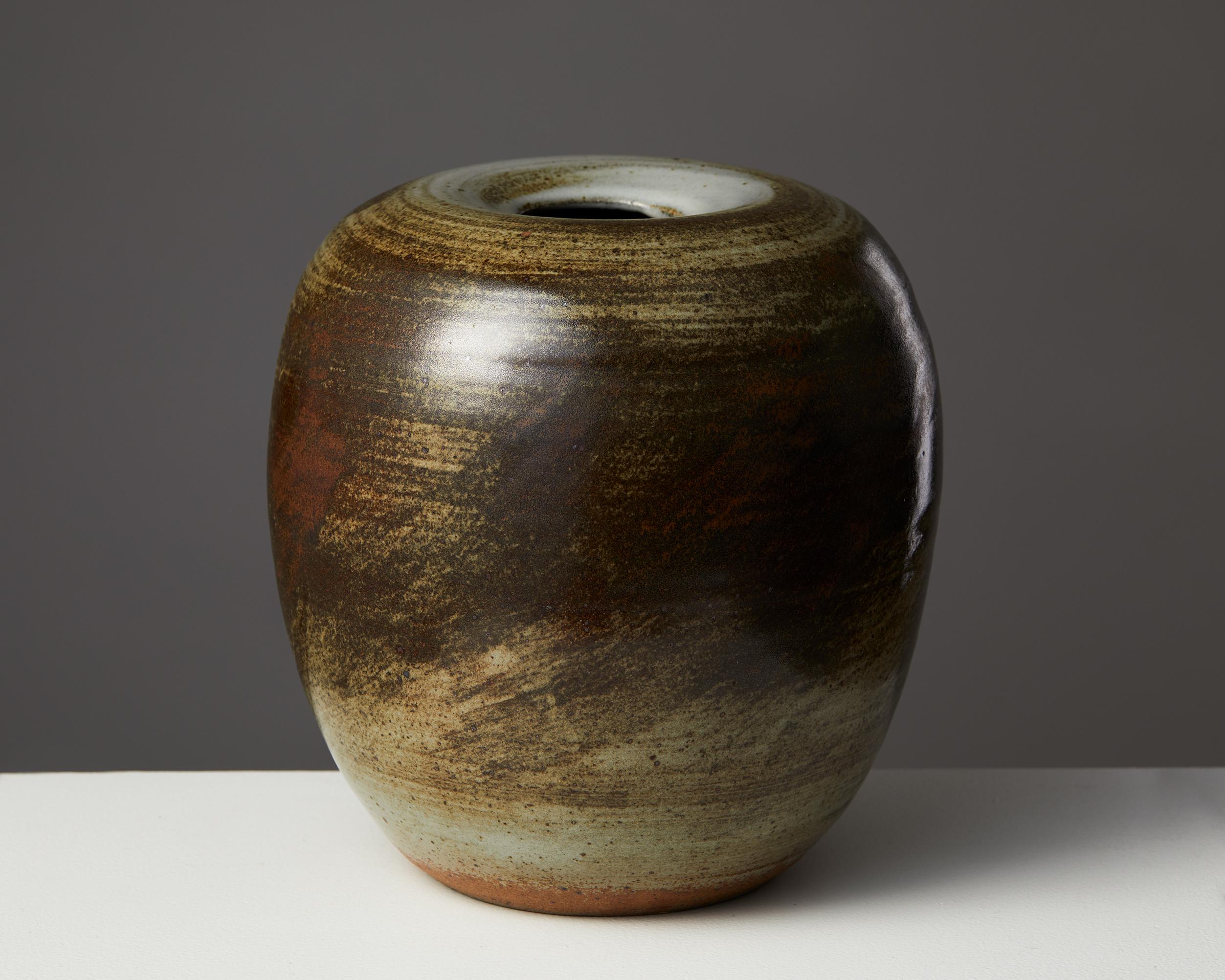 Vase designed by Carl-Harry Stålhane, Sweden. 1980’s.

Ceramic.

Signed.

Dimensions:
H: 20 cm/ 7 7/8