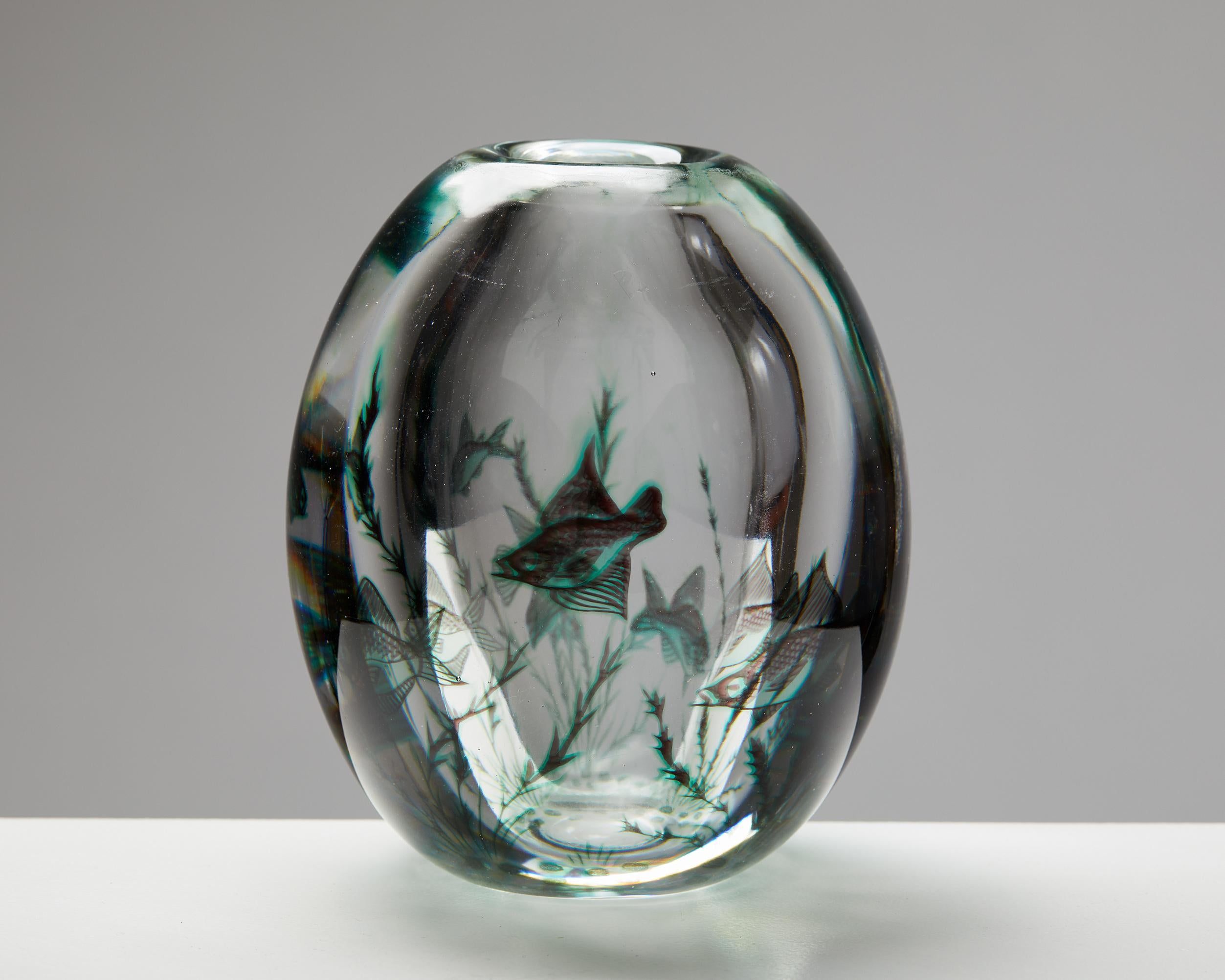 Mid-Century Modern Vase ‘Fish Grail’ designed by Edward Hald for Orrefors, Sweden, 1940s. For Sale