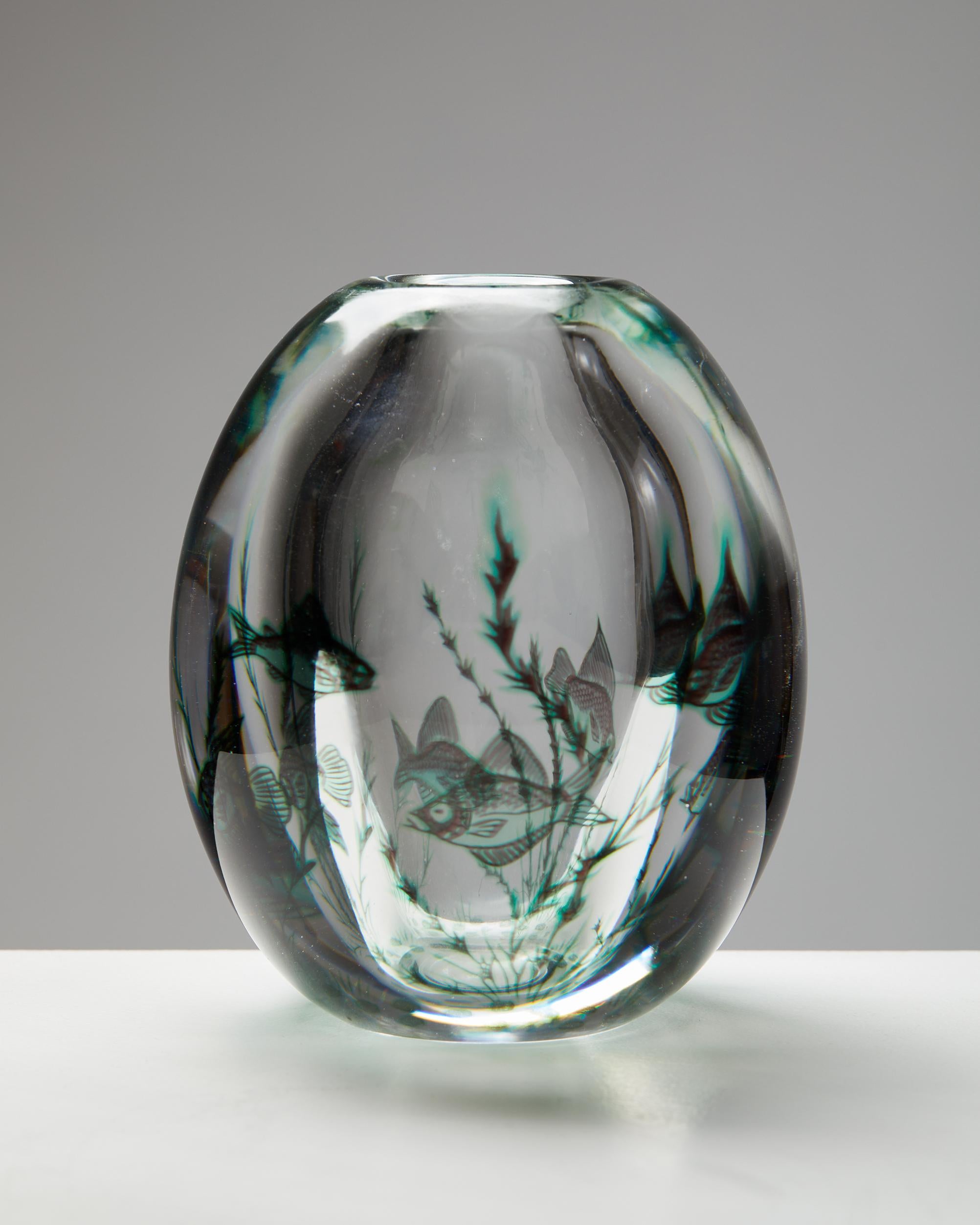 Swedish Vase ‘Fish Grail’ designed by Edward Hald for Orrefors, Sweden, 1940s. For Sale