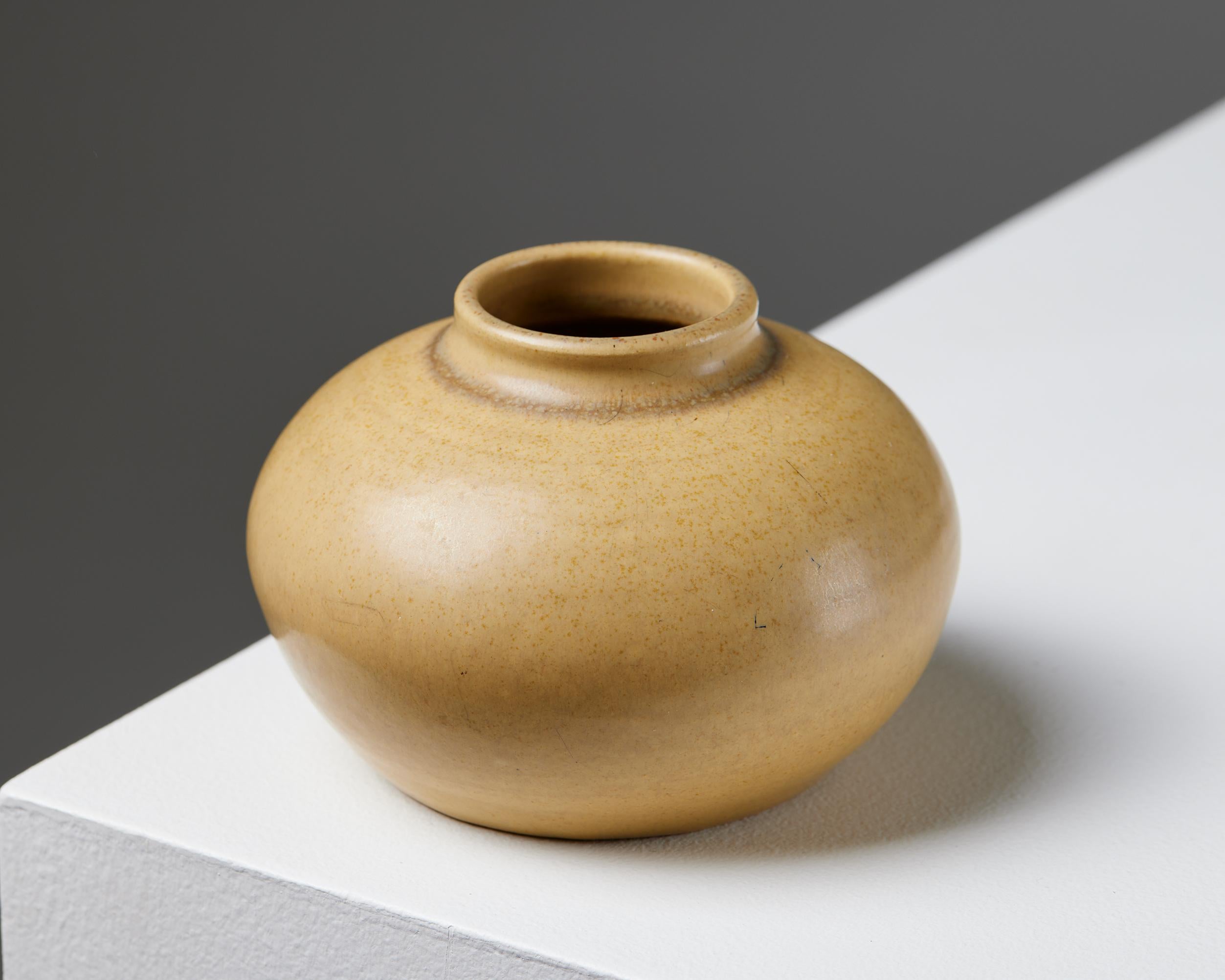 Vase, entworfen von Erich und Ingrid Triller für Tobo,
Schweden, 1950er Jahre.

Steingut.

Unterschrieben.

H: 6,5 cm / 2 1/2''
T: 9,5 cm / 3 3/4''