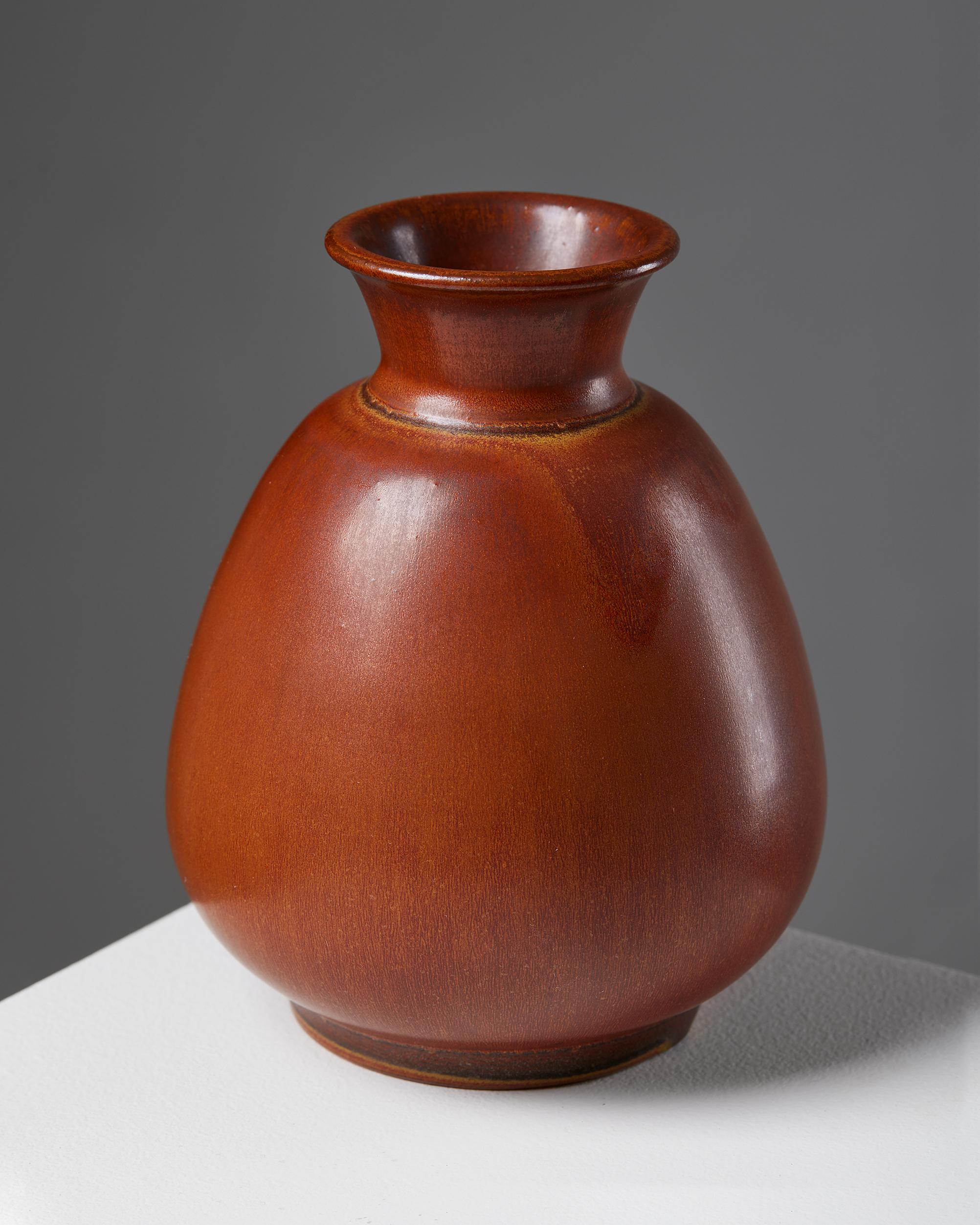 Vase designed by Erich and Ingrid Triller for Tobo, Sweden, 1950s

Signed.

Measures: H: 13.5 cm / 5 1/4''
D: 11 cm / 4 1/4''.