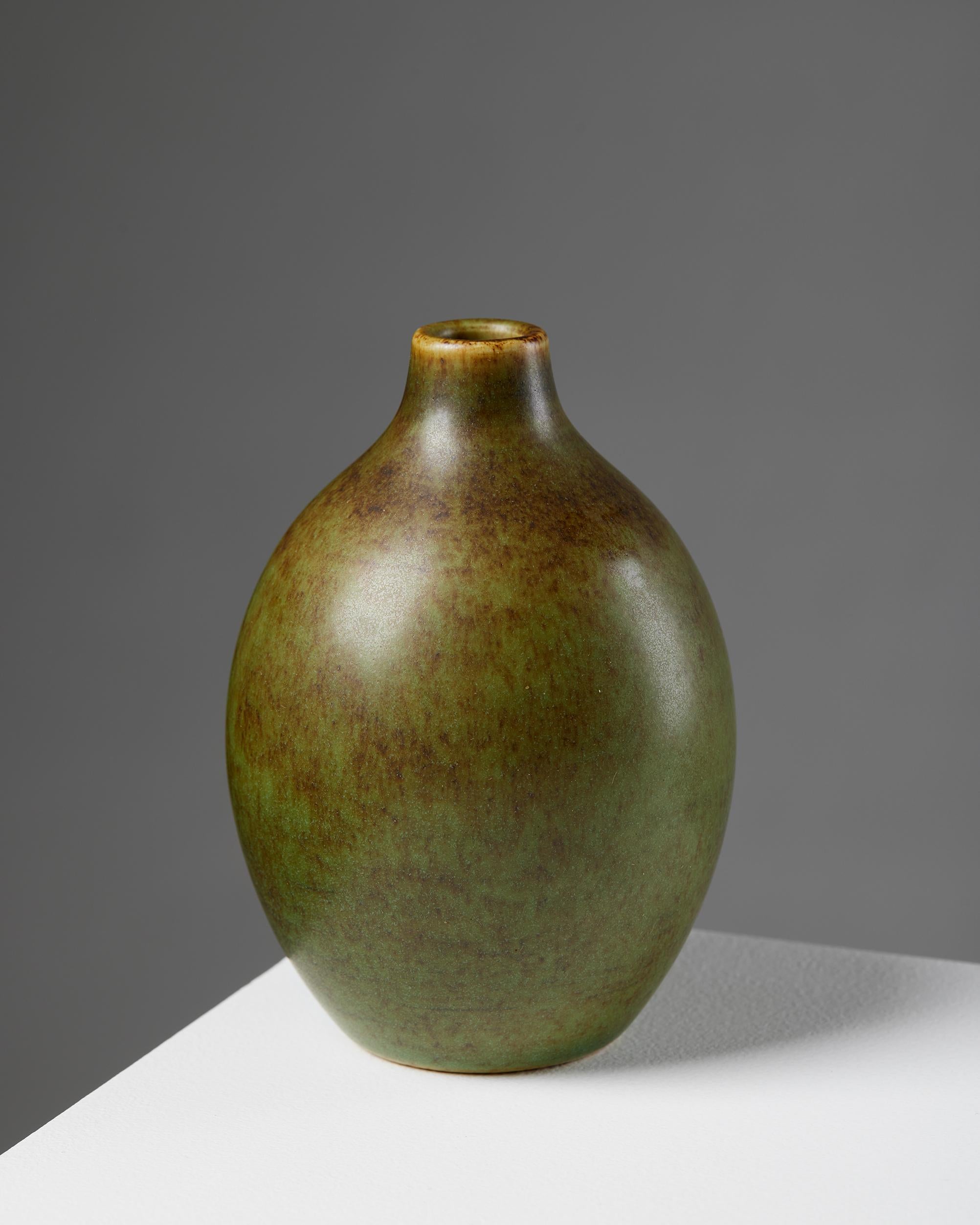 Vase designed by Erich and Ingrid Triller for Tobo,
Sweden, 1950s.

Stoneware.

Signed.

H: 13 cm
D: 8.5 cm.