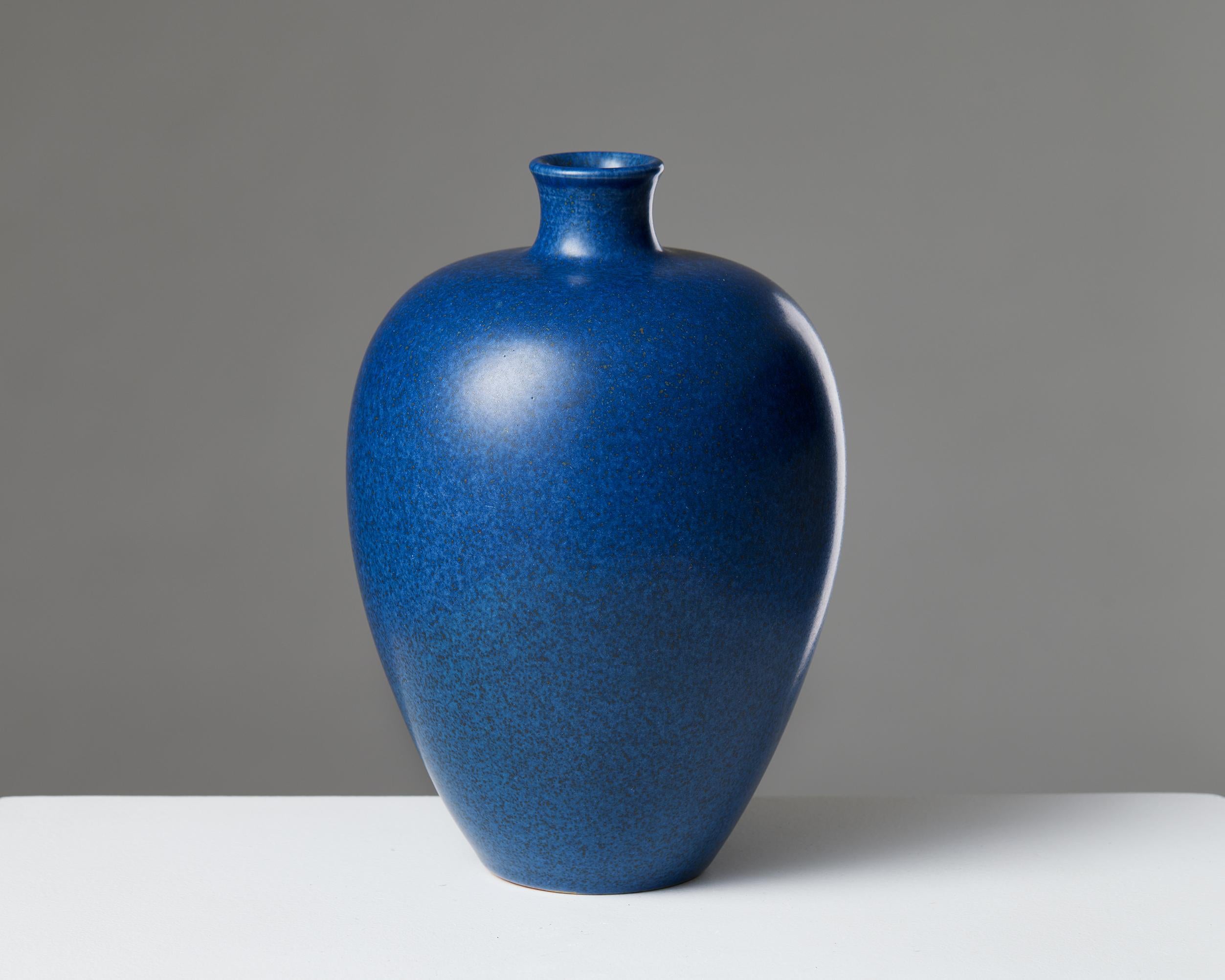Vase designed by Erich and Ingrid Triller for Tobo, Sweden, 1970s

Stoneware.

Signed.

H: 21.5 cm 
Diameter: 14 cm 