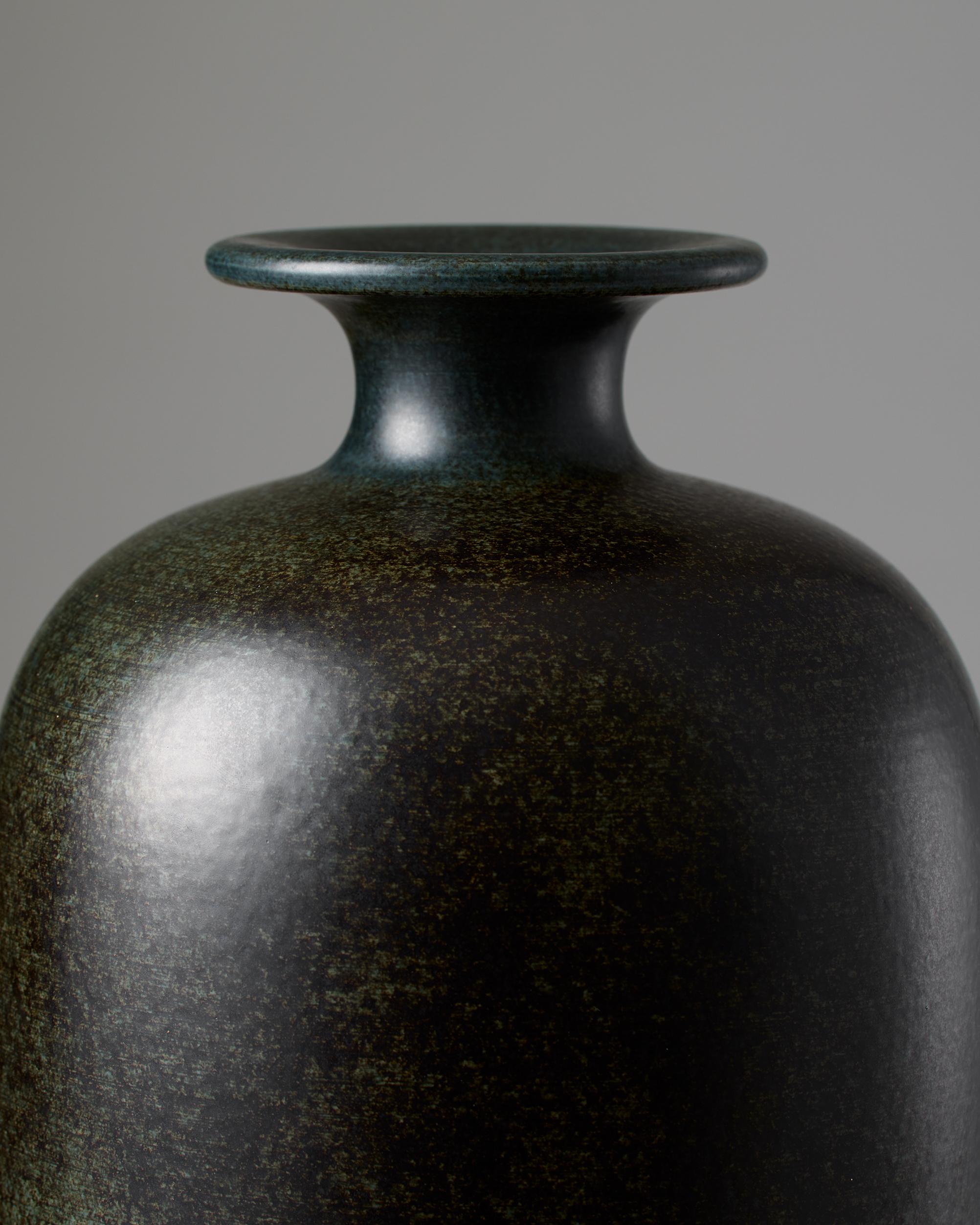 Metà XX secolo Vaso in gres nero del 1950 di Ingrid and Ingrid Triller per Tobo - Svezia in vendita