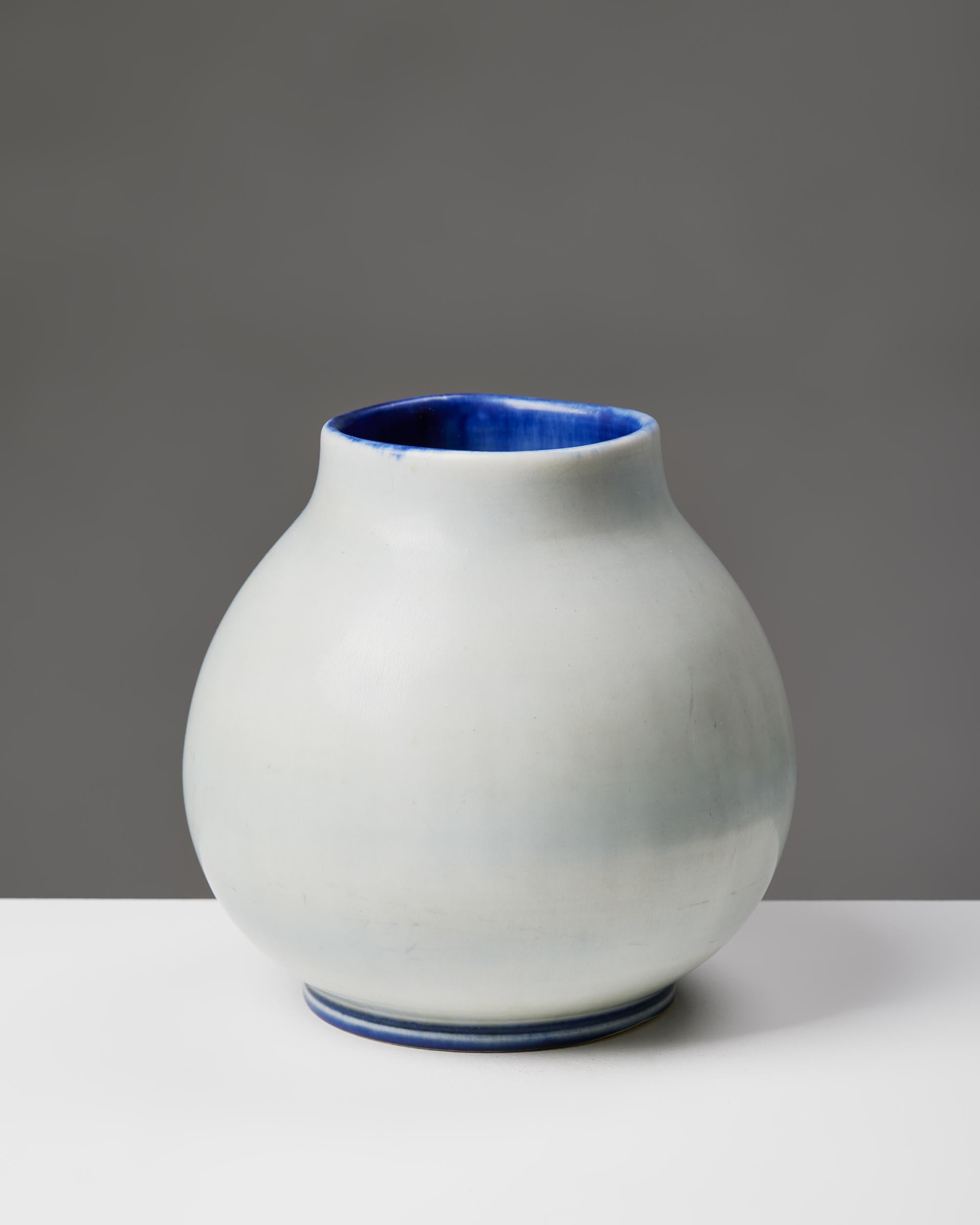 Vase, entworfen von Gertrude Lönnegren für Rörstrand,
Schweden, 1940er Jahre.

Steingut.

Gestempelt.

H: 14 cm / 5 1/2''
Durchmesser: 14 cm / 5 1/2''
