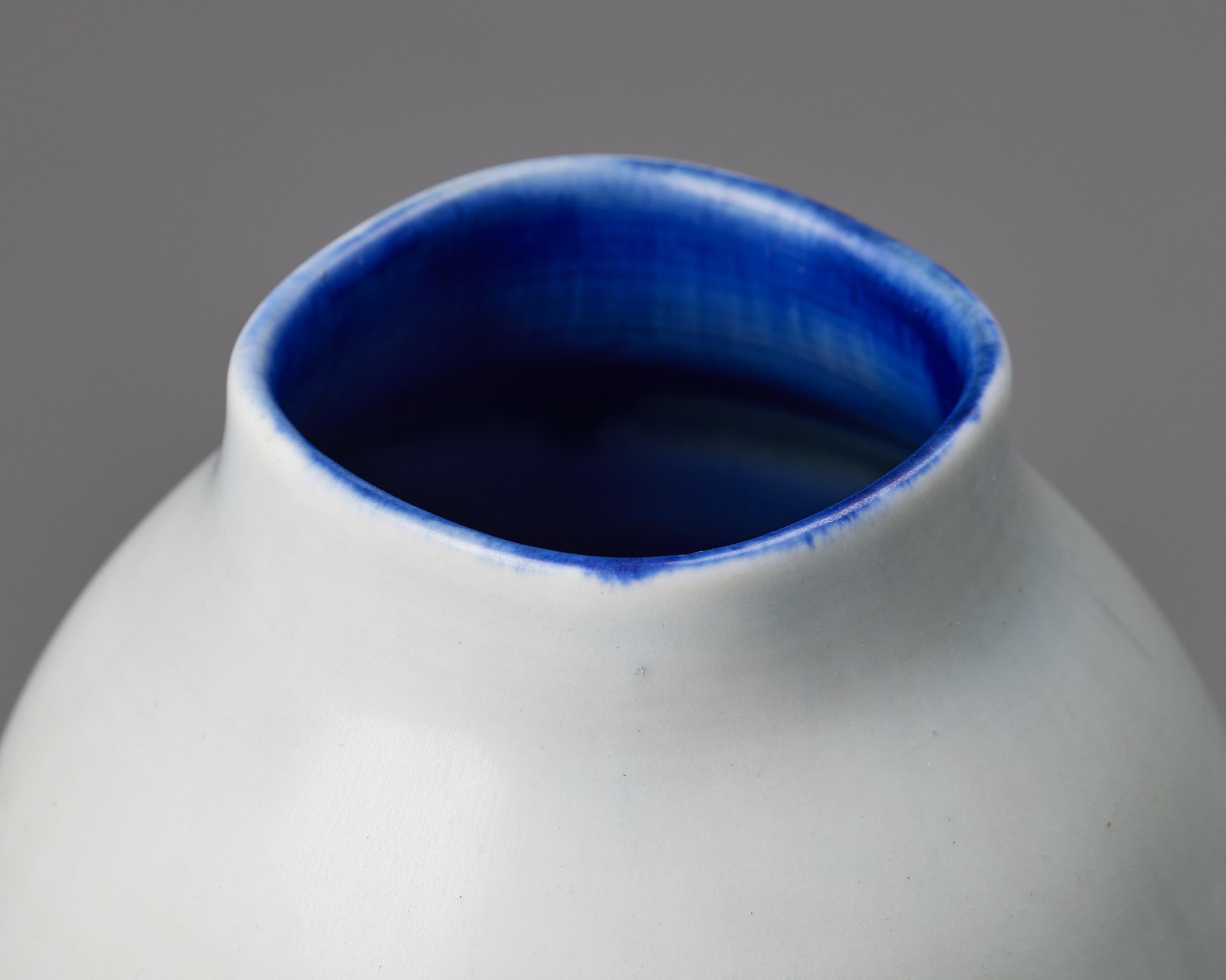 Mid-Century Modern Vase designed by Gertrude Lönnegren for Rörstrand, Sweden, 1940s For Sale