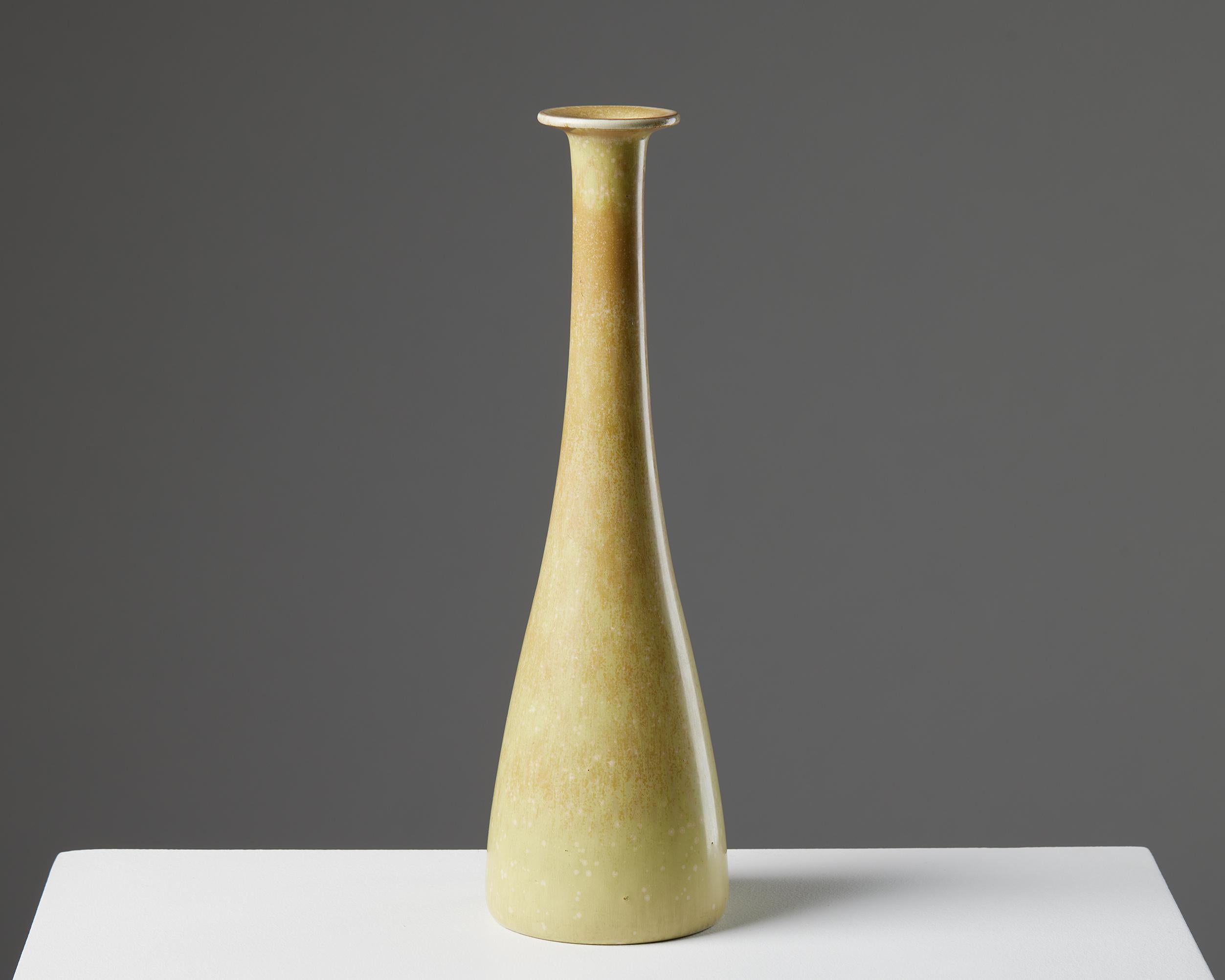 Vase designed by Gunnar Nylund for Rörstrand,
Sweden. 1950s.
Eggshell glaze.

Signed.

Measures: H: 26.5 cm / 10