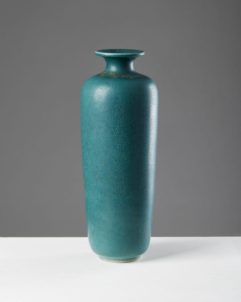 Vase designed by Gunnar Nylund for Rörstrand, 
Sweden. 1950s.

Stoneware.

Signed.

Measures: H: 31 cm / 12