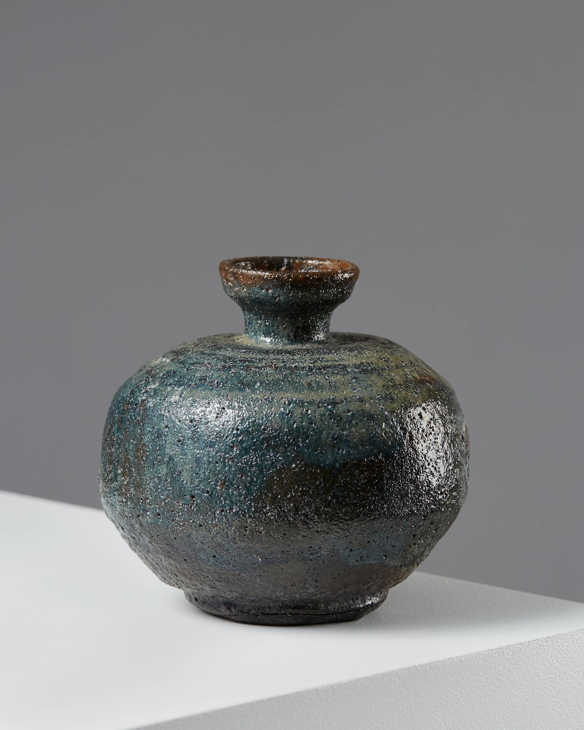 Vase designed by Gutte Eriksen, 
Denmark, 1980s.
Stoneware.
Measures:
H 13 cm/ 5