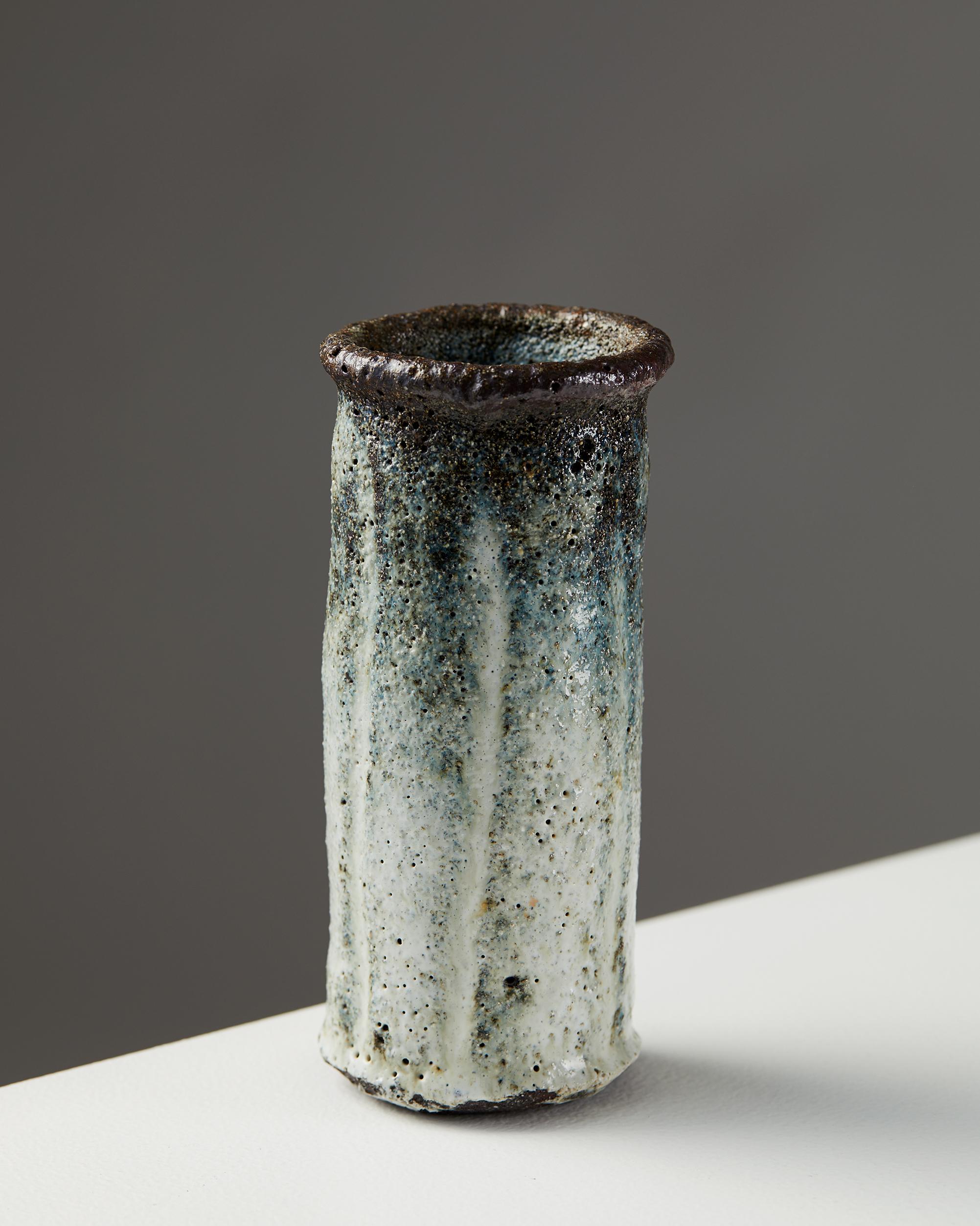 Ceramic. 

Measures: H 10.2 cm/ 4