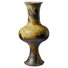 Die Vase wurde von Kyllikki Salmenhaara für Arabia entworfen
