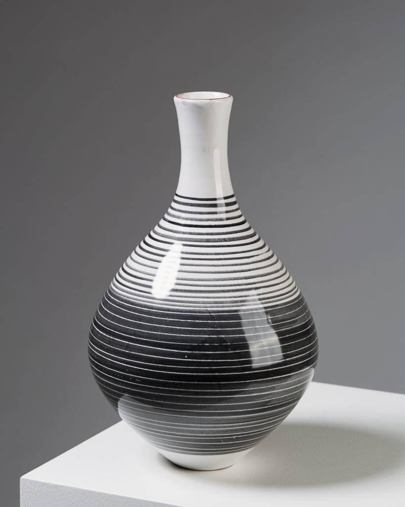 Vase designed by Mari Simmulson for Upsala Ekeby, 
Sweden, 1950s.

Stoneware.

Measure: H 32 cm/ 1' 1''.