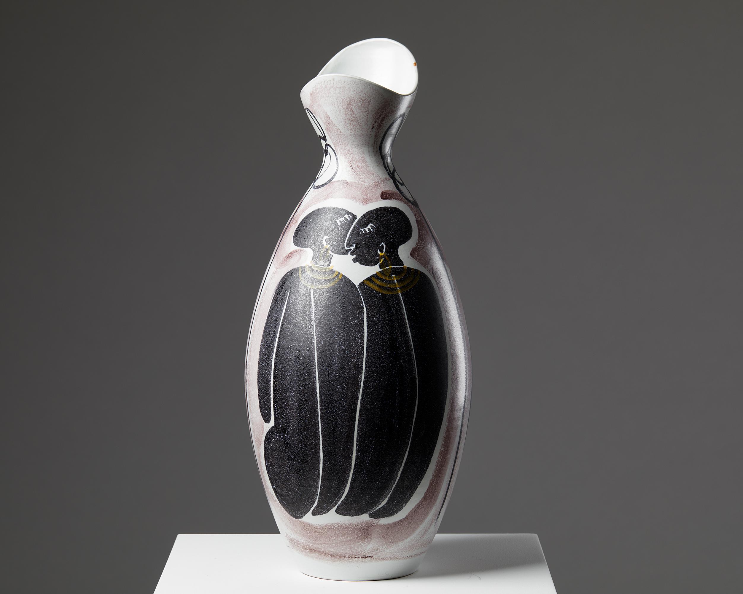 Die Vase wurde von Mette Doller für Alfred Johansson entworfen,
Schweden. 1950s.
Steingut.

Unterschrieben.

Maße: Höhe: 52 cm / 1' 8 1/2