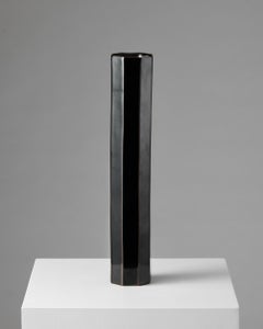 Vaso scultoreo alto in gres nero di Paul Hoff Gustavsberg Svezia anni '80