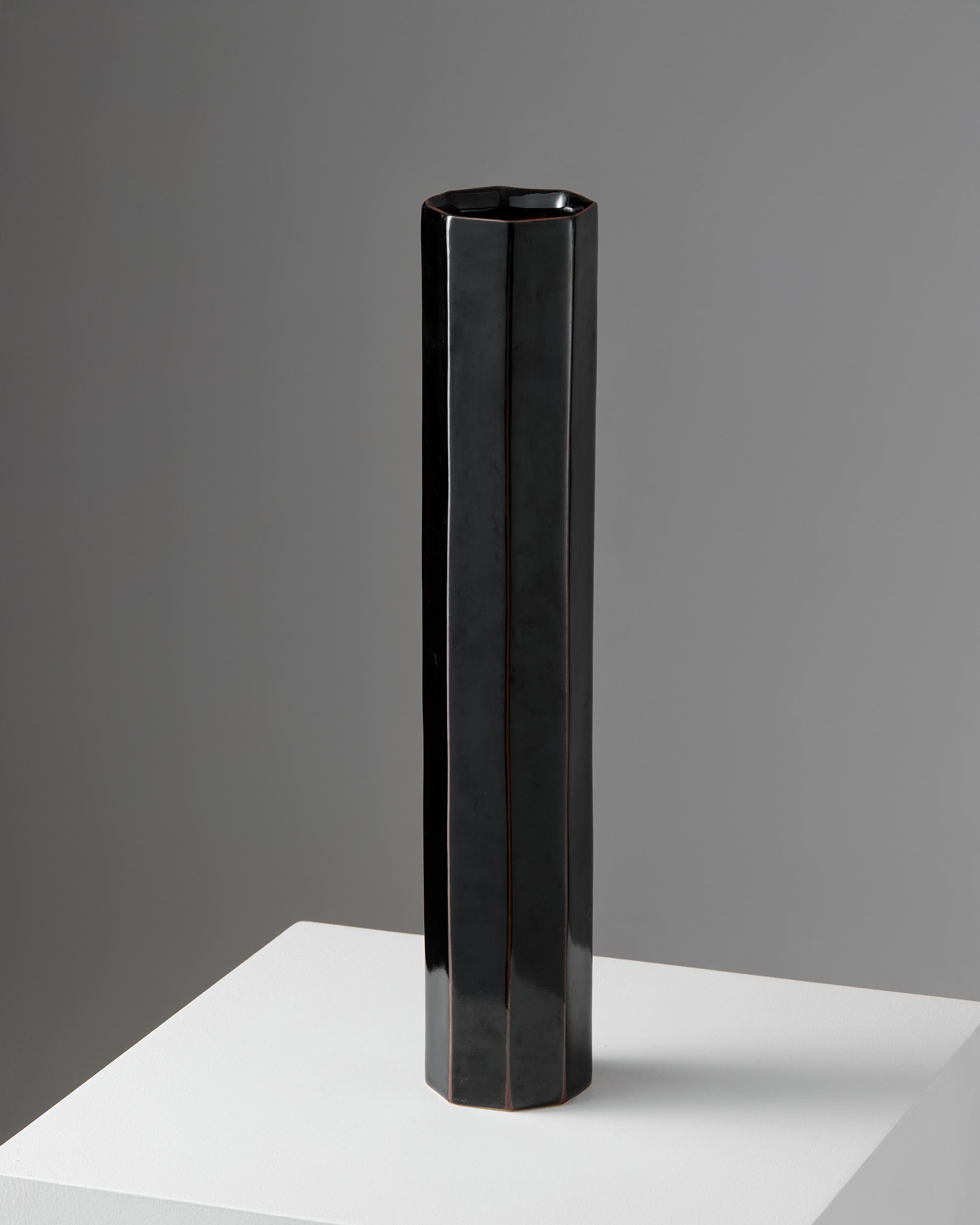 Svedese Vaso scultoreo alto in gres nero di Paul Hoff Gustavsberg Svezia anni '80 in vendita