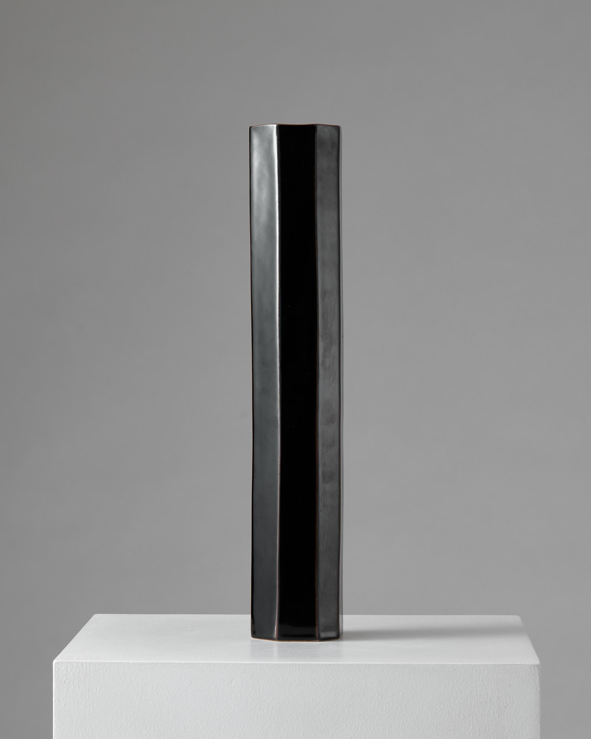 Vaso scultoreo alto in gres nero di Paul Hoff Gustavsberg Svezia anni '80 In condizioni buone in vendita a Stockholm, SE