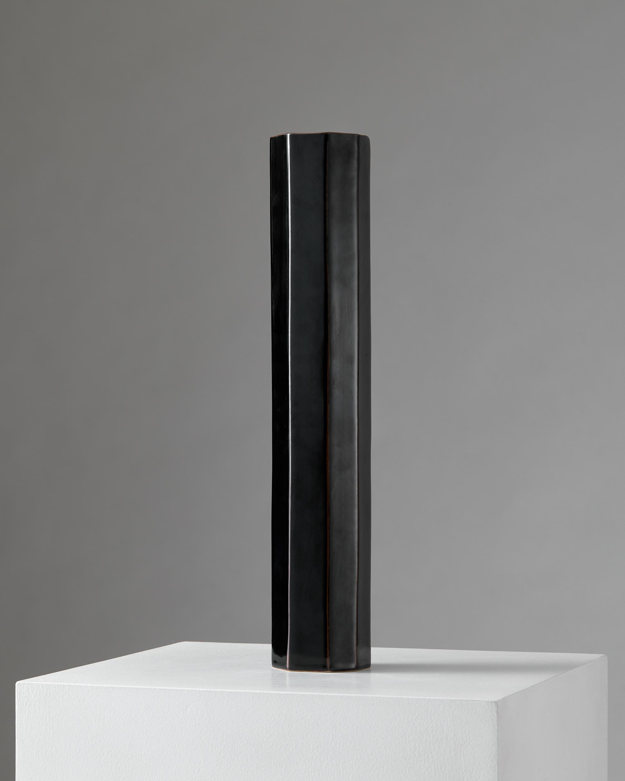 Fine XX secolo Vaso scultoreo alto in gres nero di Paul Hoff Gustavsberg Svezia anni '80 in vendita
