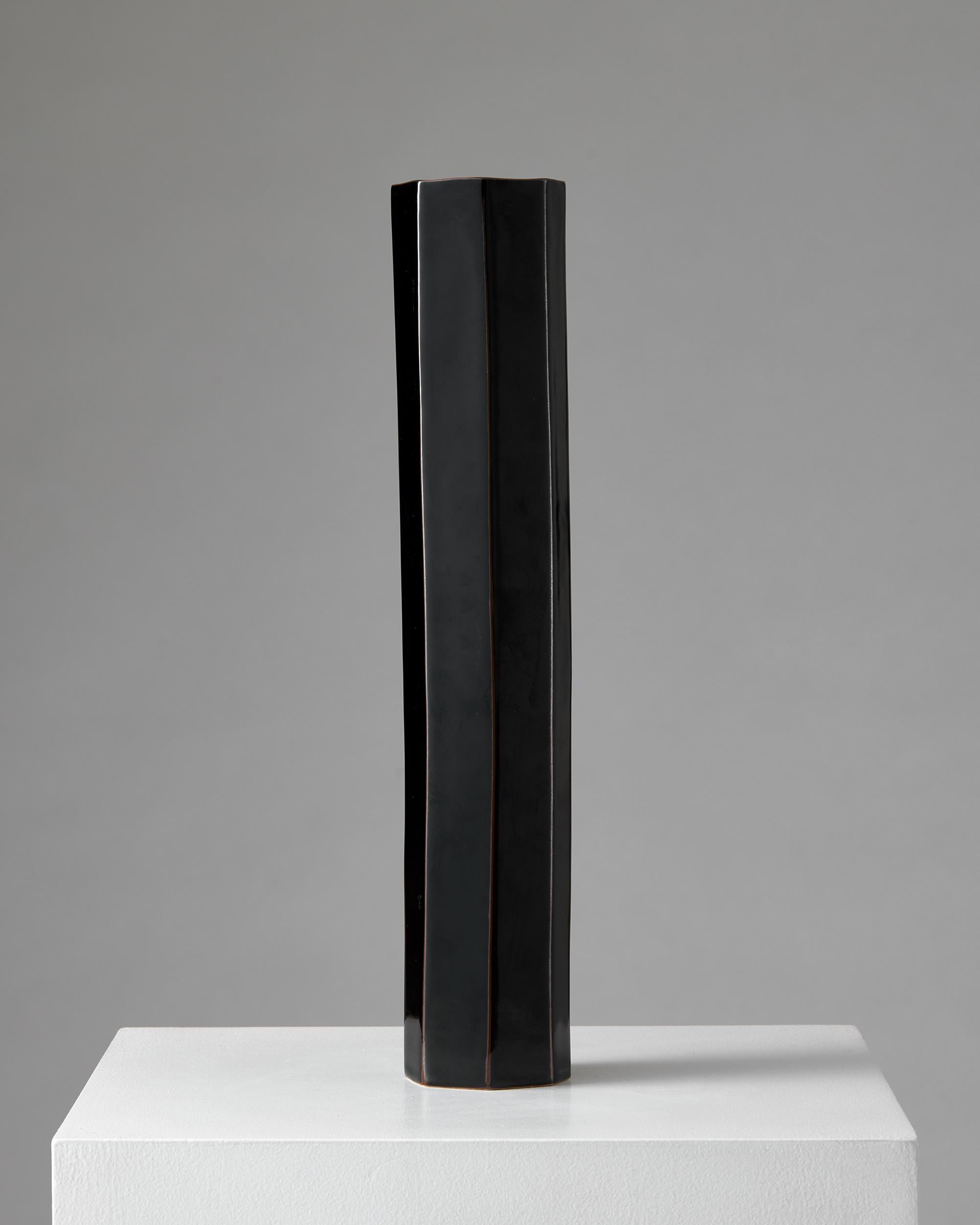 Grès porcellanato Vaso scultoreo alto in gres nero di Paul Hoff Gustavsberg Svezia anni '80 in vendita