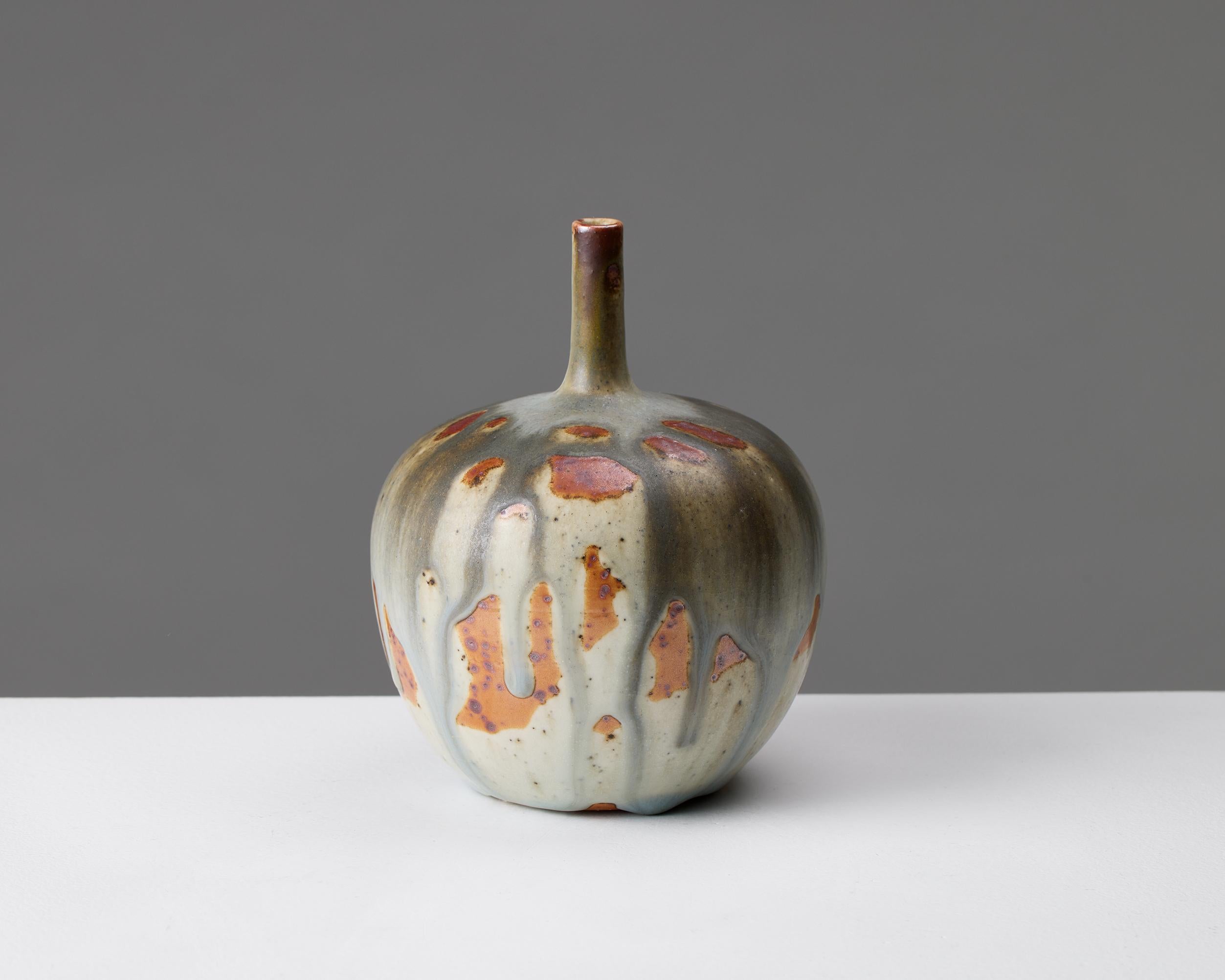 Cet ensemble de vases en céramique du studio suédois Rolf Palm illustre le raffinement artistique qui définit le design céramique scandinave du milieu du 20e siècle. Les pièces, tournées à la main et signées par l'artiste, présentent la palette de