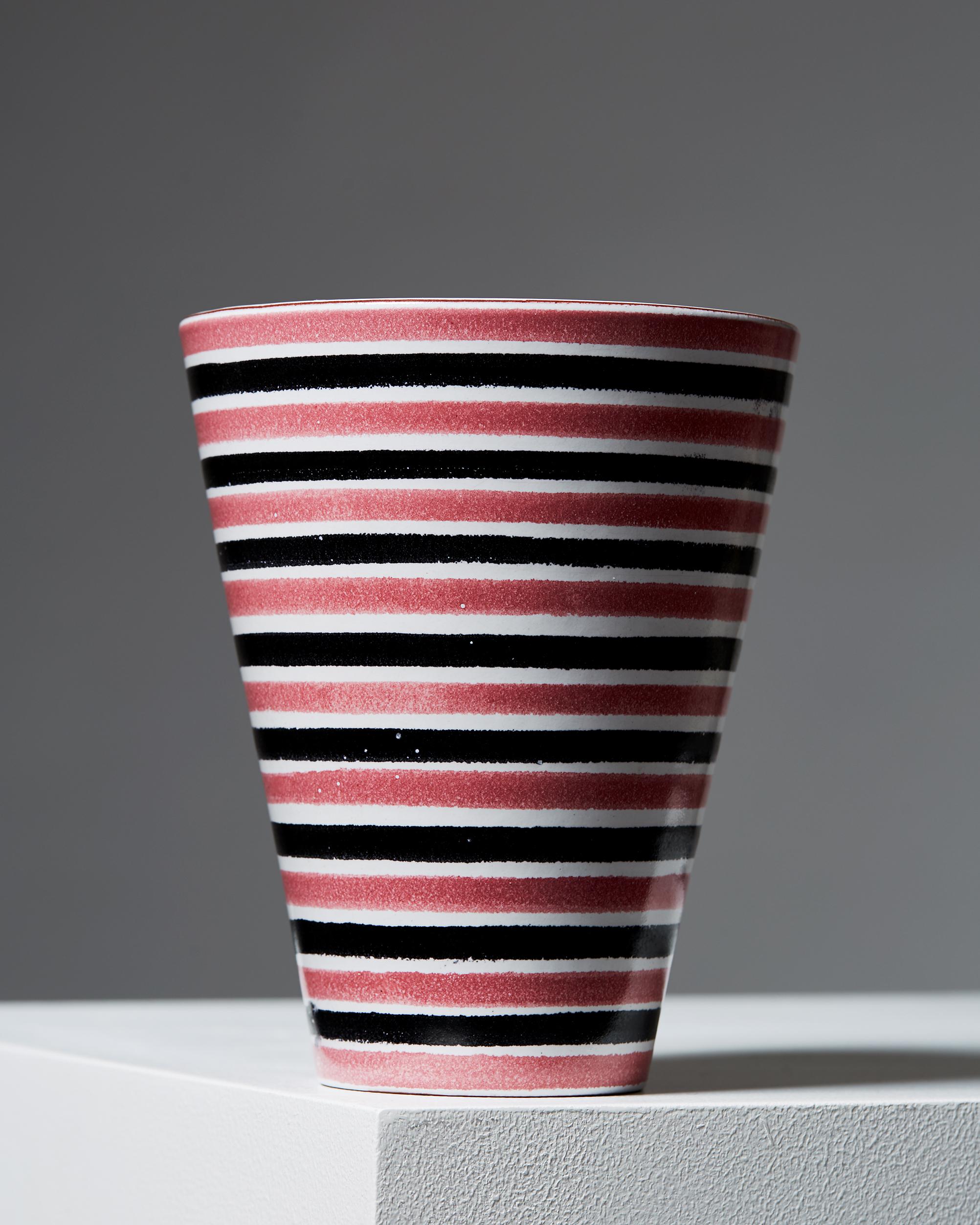 Vase, entworfen von Stig Lindberg für Gustavsberg,
Schweden. 1950s.

Steingut.

Abmessungen: 
Höhe: 16 cm/ 6 1/3