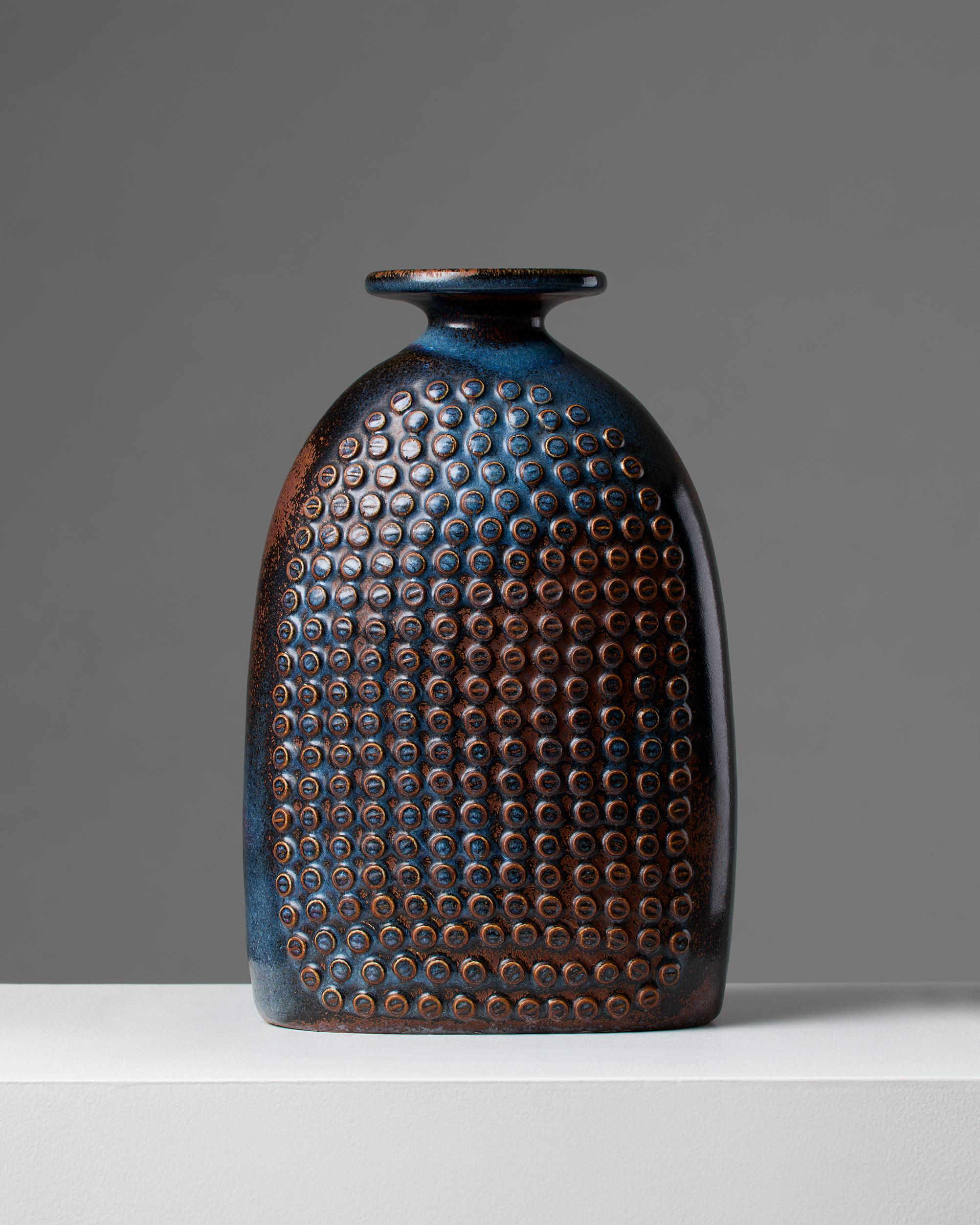 Vase conçu par Stig Lindberg pour Gustavsberg, Suède, années 1960.

Grès.

Signé.

H : 29 cm / 11 1/2