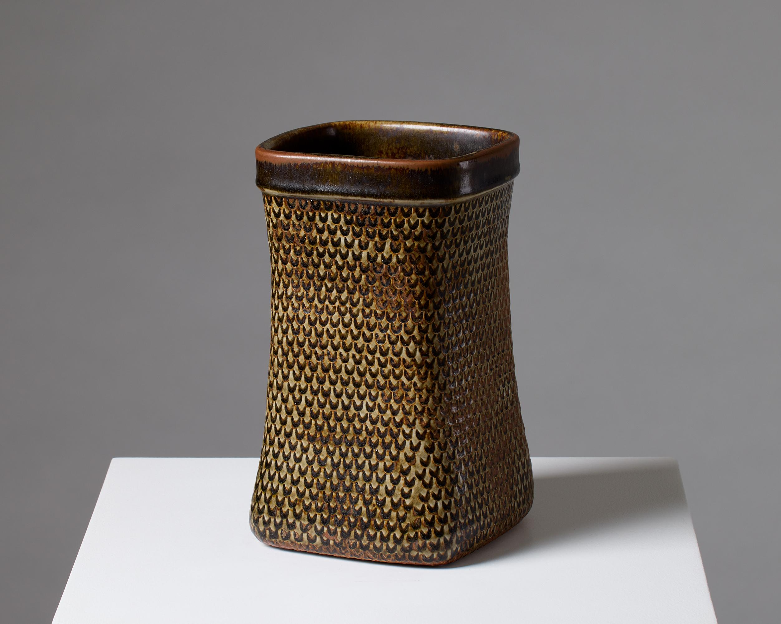 Vaso disegnato da Stig Lindberg, Gustavsberg
Svezia, 1965.

Gres.

H: 25 cm / 9 7/8