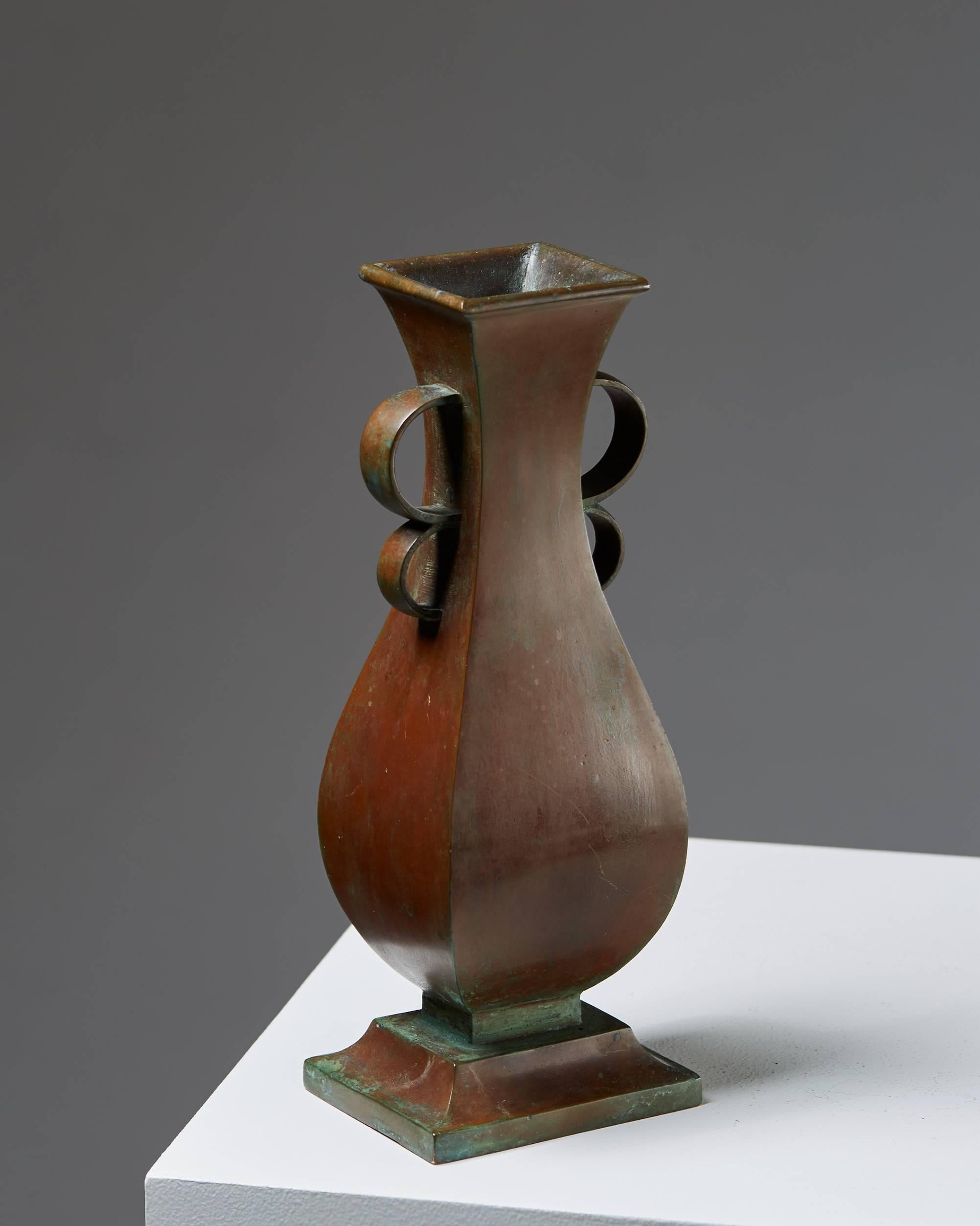 Vase designed by Sune Bäckström, Sweden, 1930s.
Bronze.

Measures: H 28 cm/ 7
