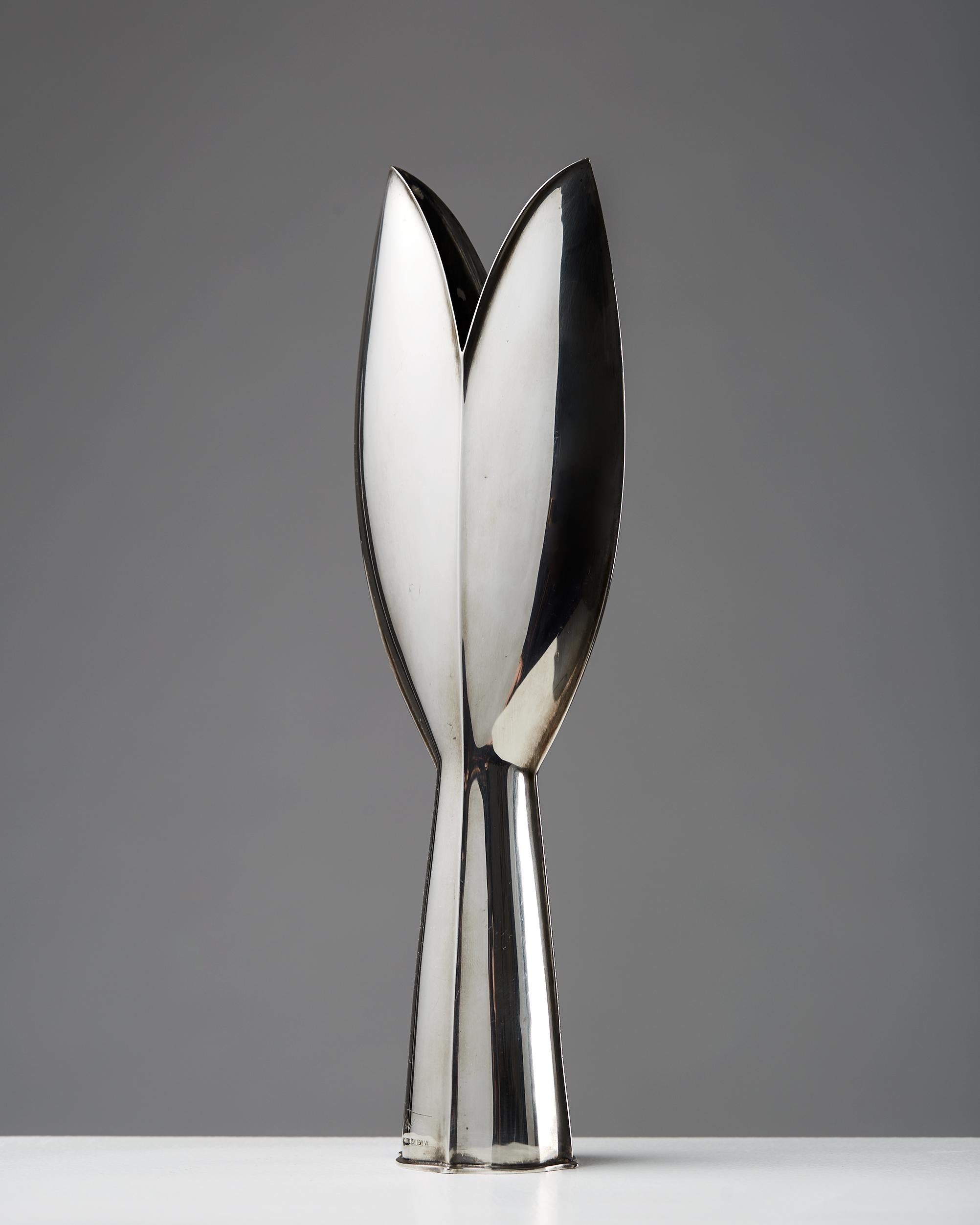 Vase designed by Tapio Wirkkala,
Sweden, 1957.

Sterling silver.

Dimensions:
H: 24 cm/ 9 3/8