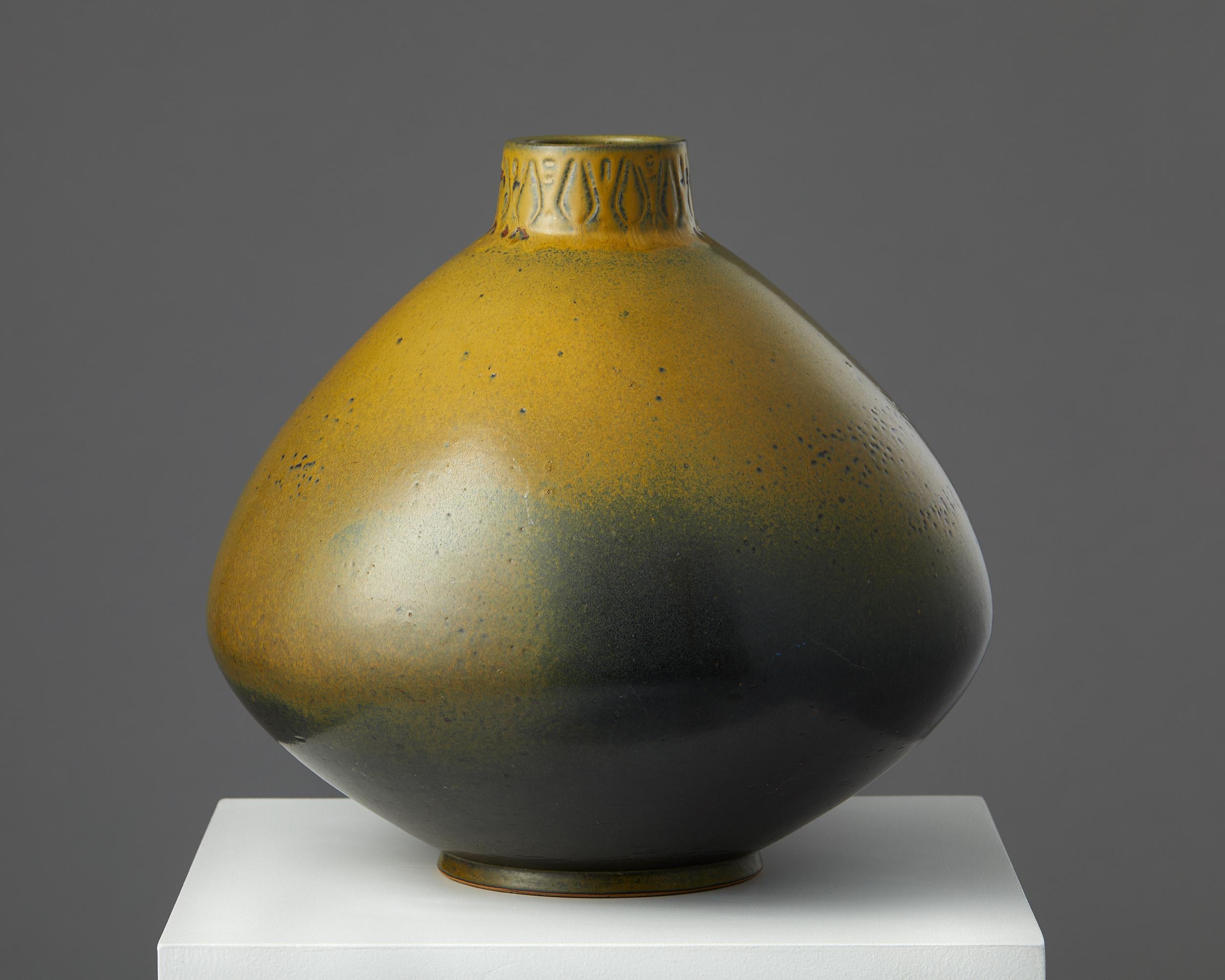 Vase entworfen von Yngve Blixt,
Schweden. 1955.

Steingut.

Unterschrieben.

Abmessungen:
Höhe: 33 cm / 13