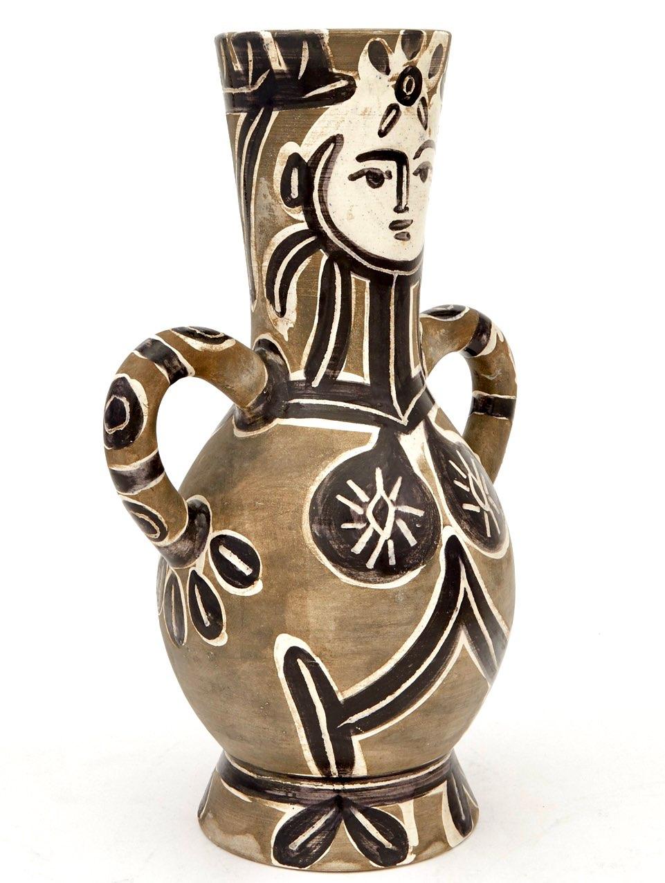 Il Vaso Deux Anses Haute di Picasso (Ramie 213) è una ceramica unica e iconica che riflette l'approccio inventivo dell'artista alla forma e alla funzione. Creato nel 1954 nell'ambito della collaborazione di Picasso con il laboratorio di ceramica