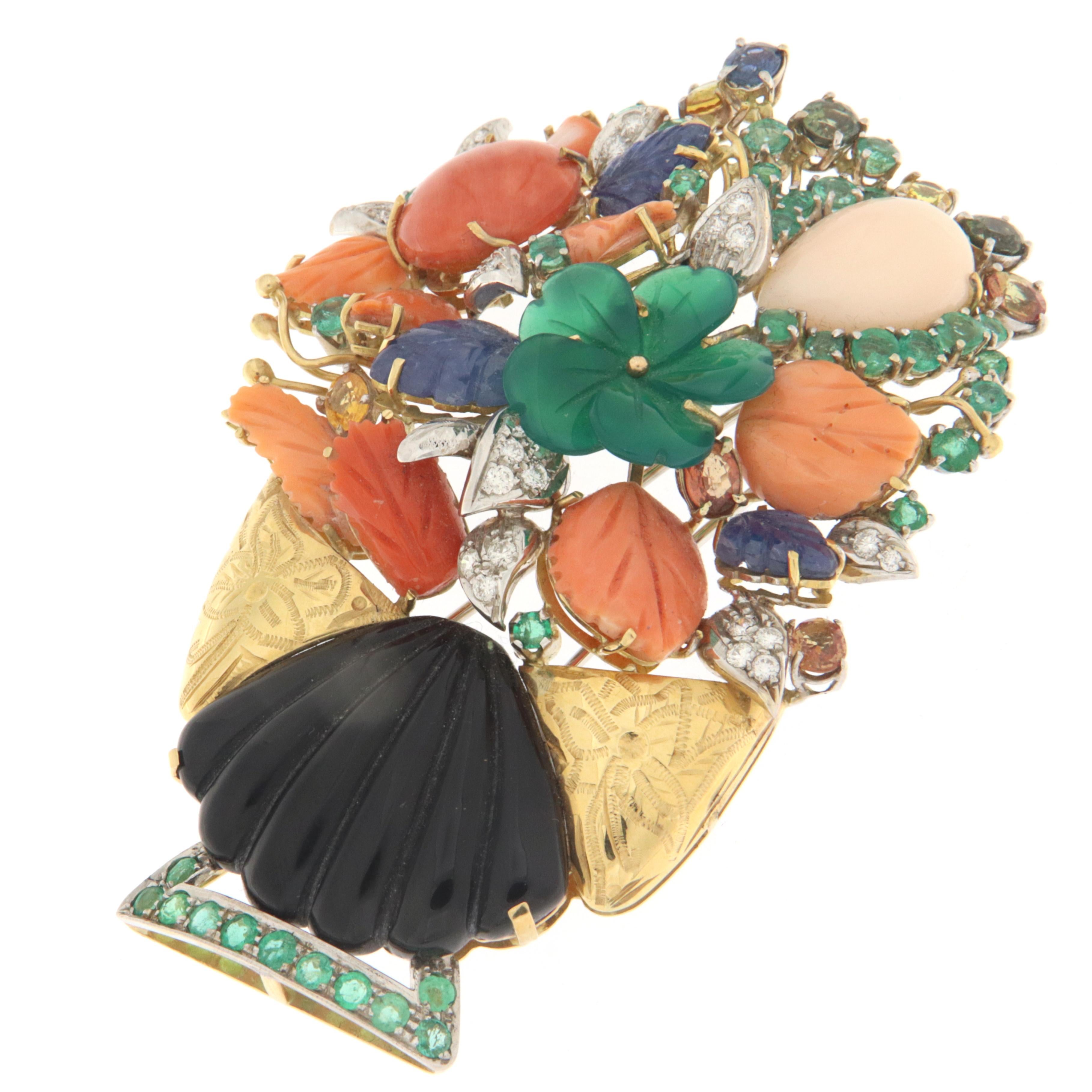 Fantastic Vase brooch in 18 karat yellow and white gold mounted with diamonds, coral,emeralds,onyx,sapphires and citrine.

Vase total weight 56.30 grams
Diamonds weight 0.80 karat
Emeralds and sapphires total weight 16.39 karat
