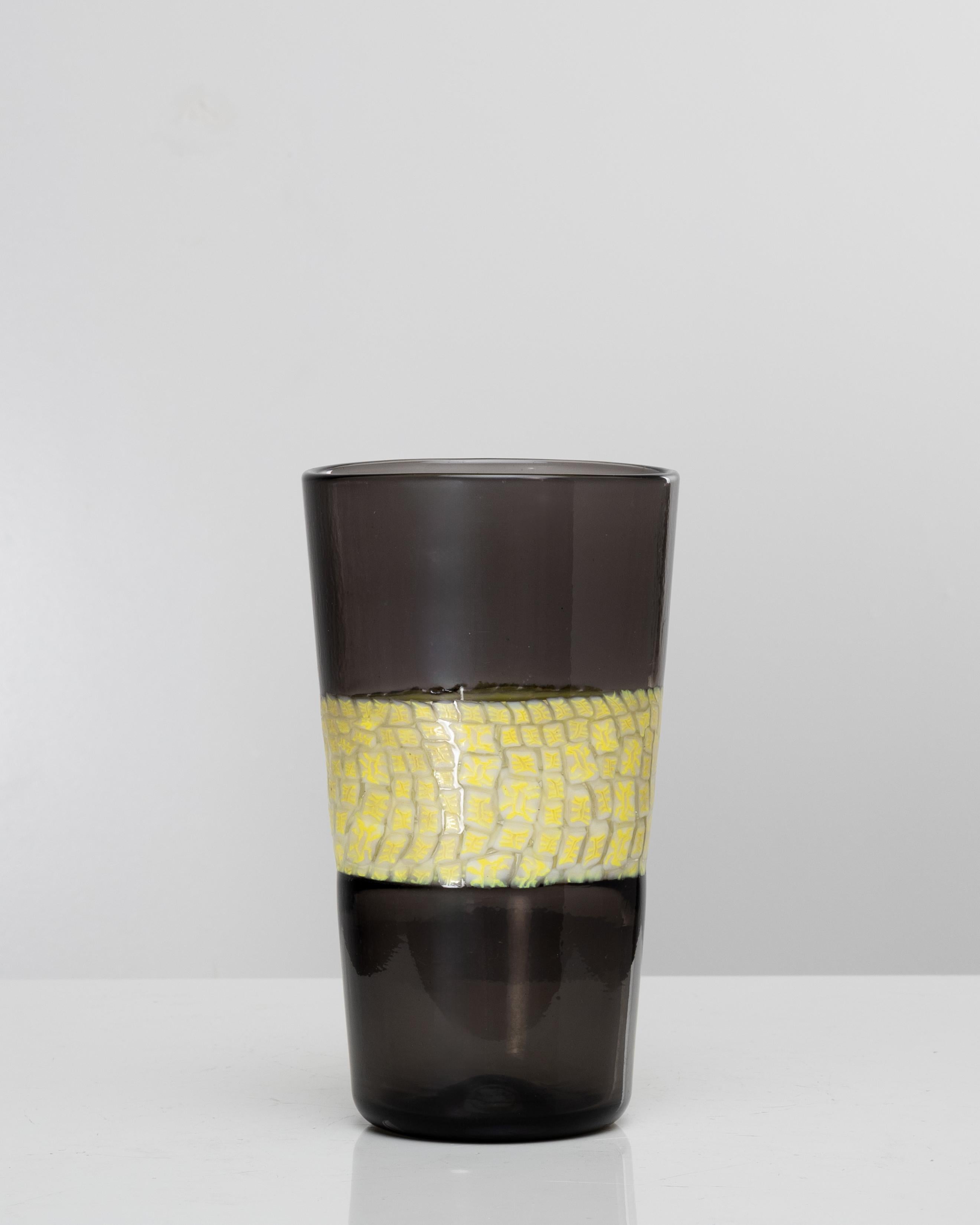 Rare vase double incalmo avec une murine centrale.
Le corps du vase est en verre gris taupe soufflé de Murano.
Une murine centrale blanche et jaune est fixée entre les deux bandes de verre. Le murin a un motif 