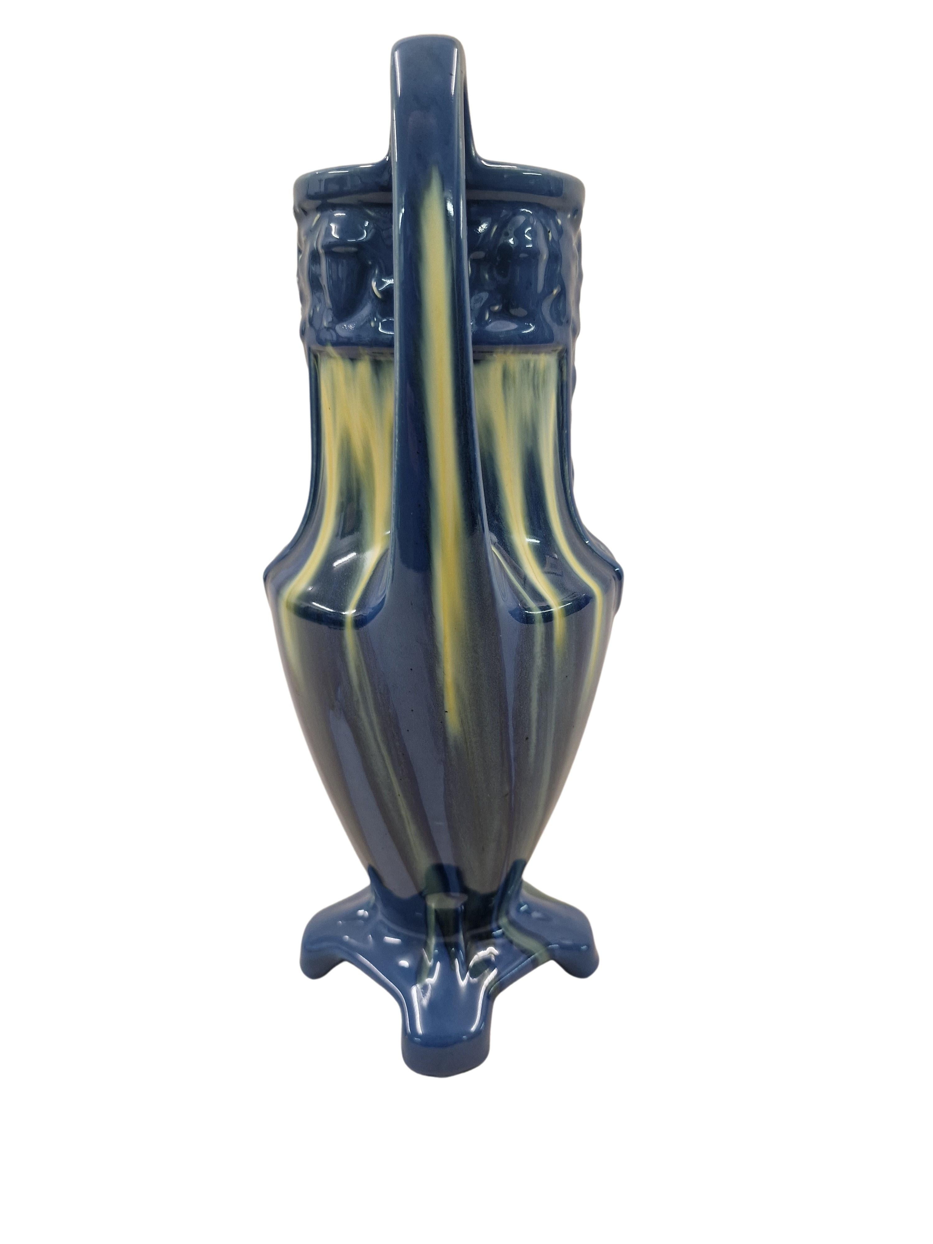 Vase très décoratif du début de la période art déco, fabriqué en France. 

Cet objet a une forme qui ressemble aux anciennes amphores grecques, mais il est doté d'un support à quatre passes pour assurer sa stabilité, dans la zone supérieure il y a