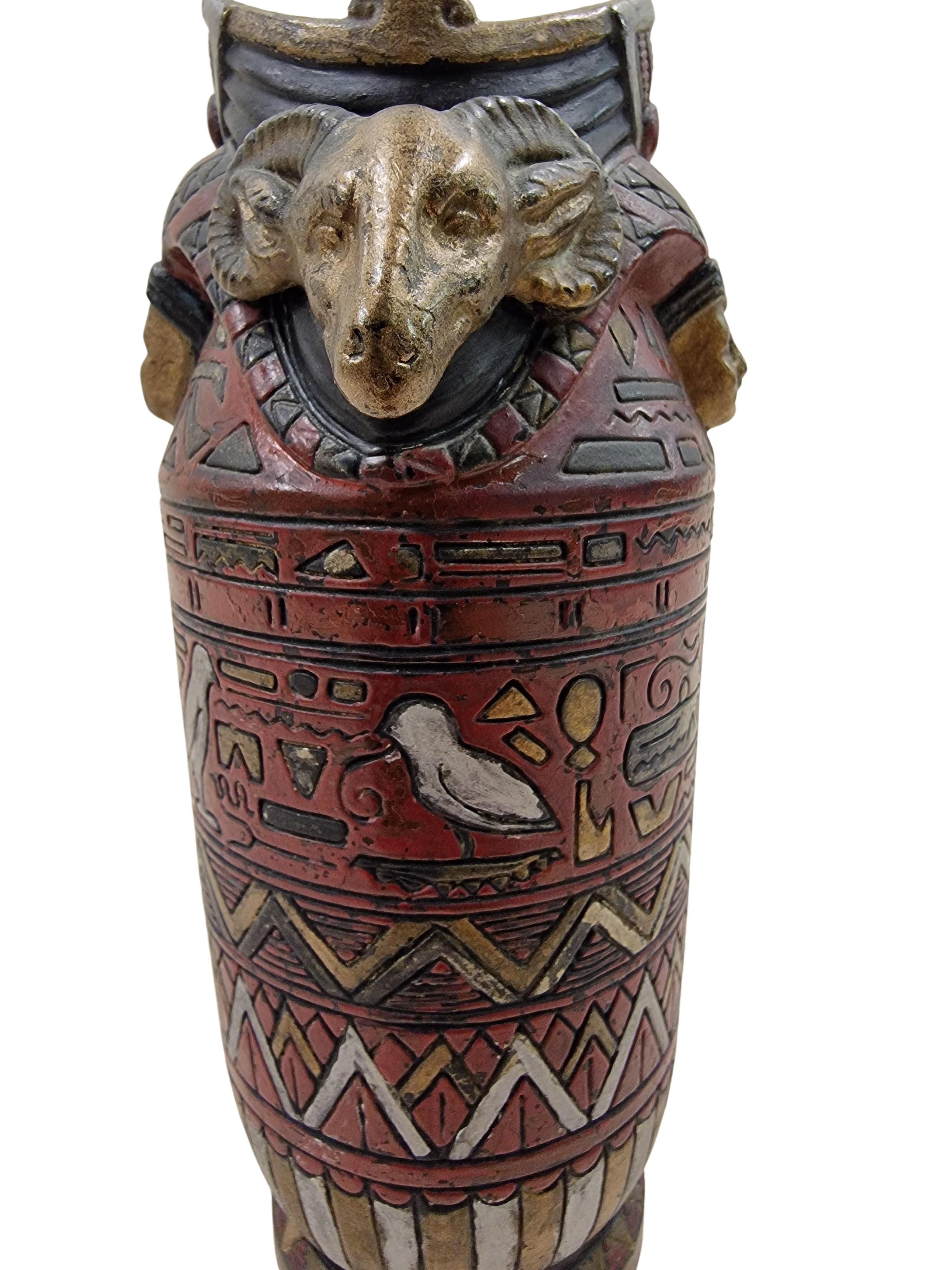 Fin du XIXe siècle Vase à fleurs, décor égyptien, majolique, Julius Dressler, vers 1890, Bohème en vente