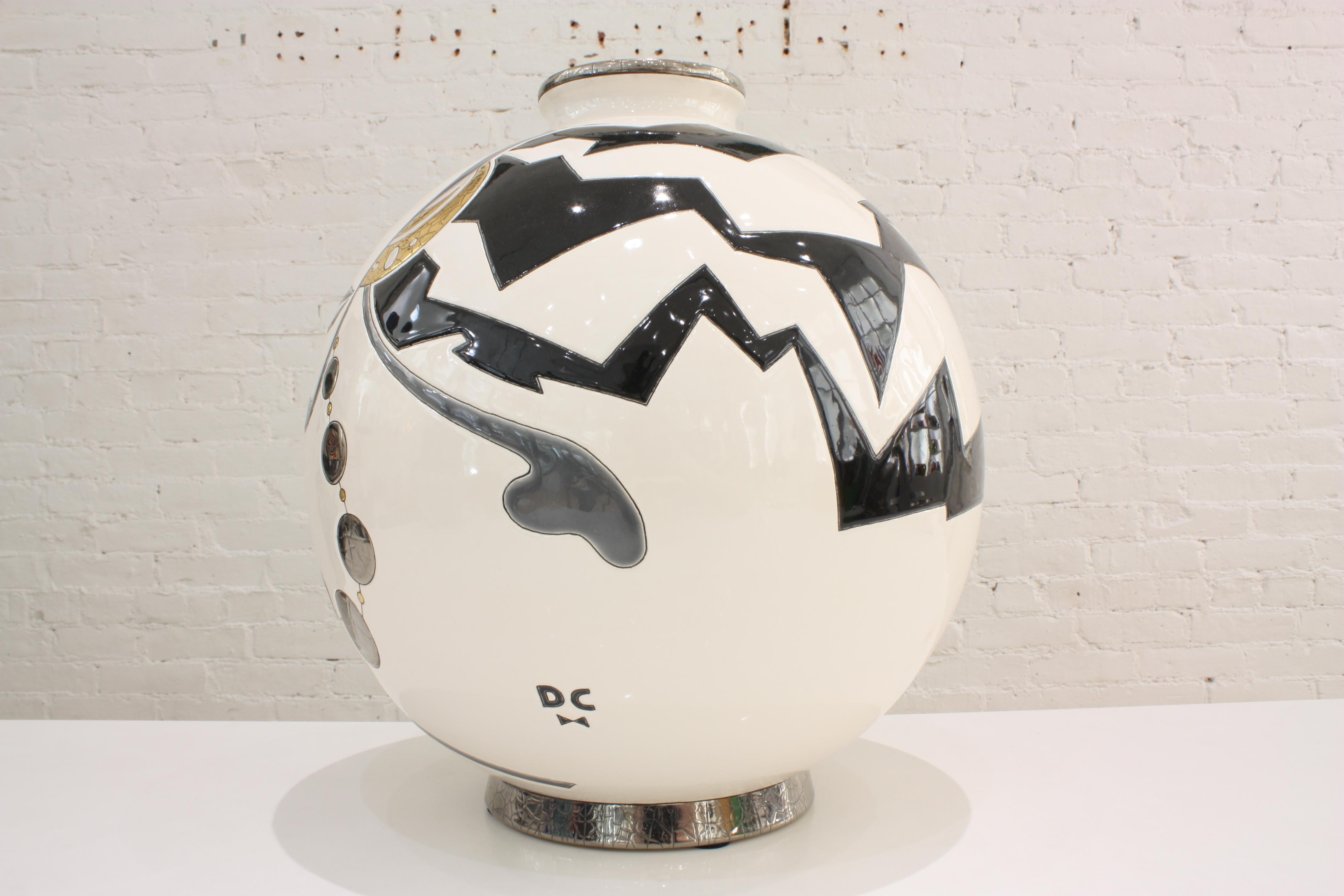Superb round vase in limited edition in Art Deco style. The artist Danillo Curetti was commissioned by Les Emaux de Longwy to create this design for their world famous Boule vases. 

Black and white, gold 21.7 carat, platinum 18.7 carat

Limited
