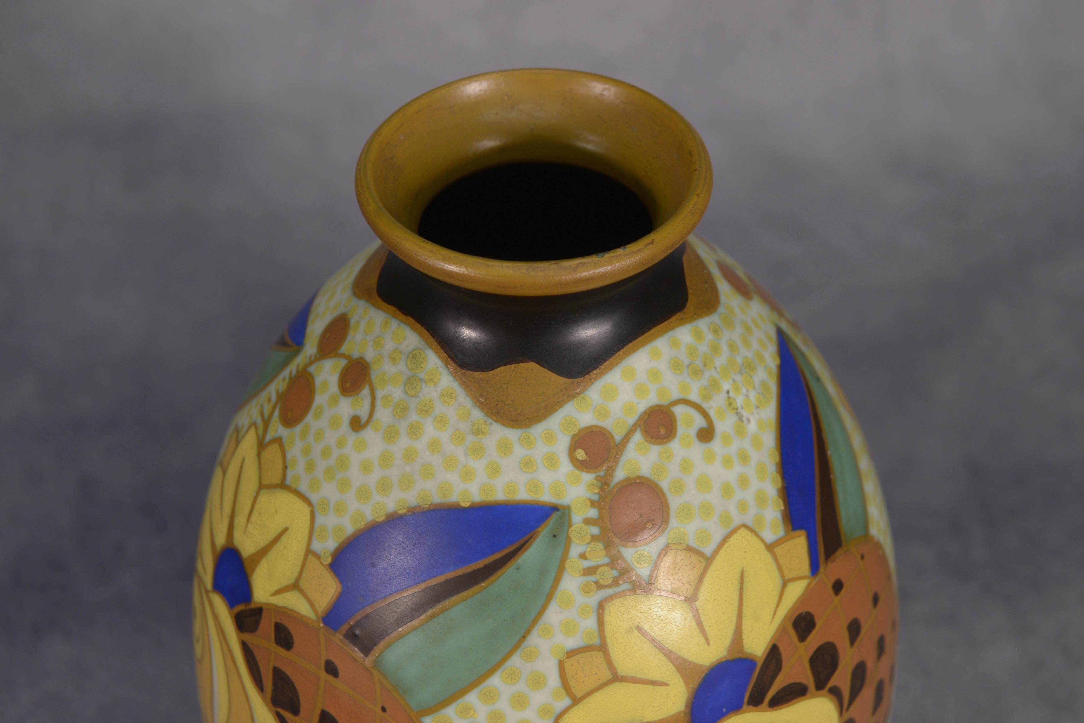 Vase en céramique Art Déco KERAMIS signé Vittorio BONUZZI Modèle D1854 N°975
KERAMIS BOCH FRERES LA LOUVIERE 1920er Jahre
Dekor floral polychrom 