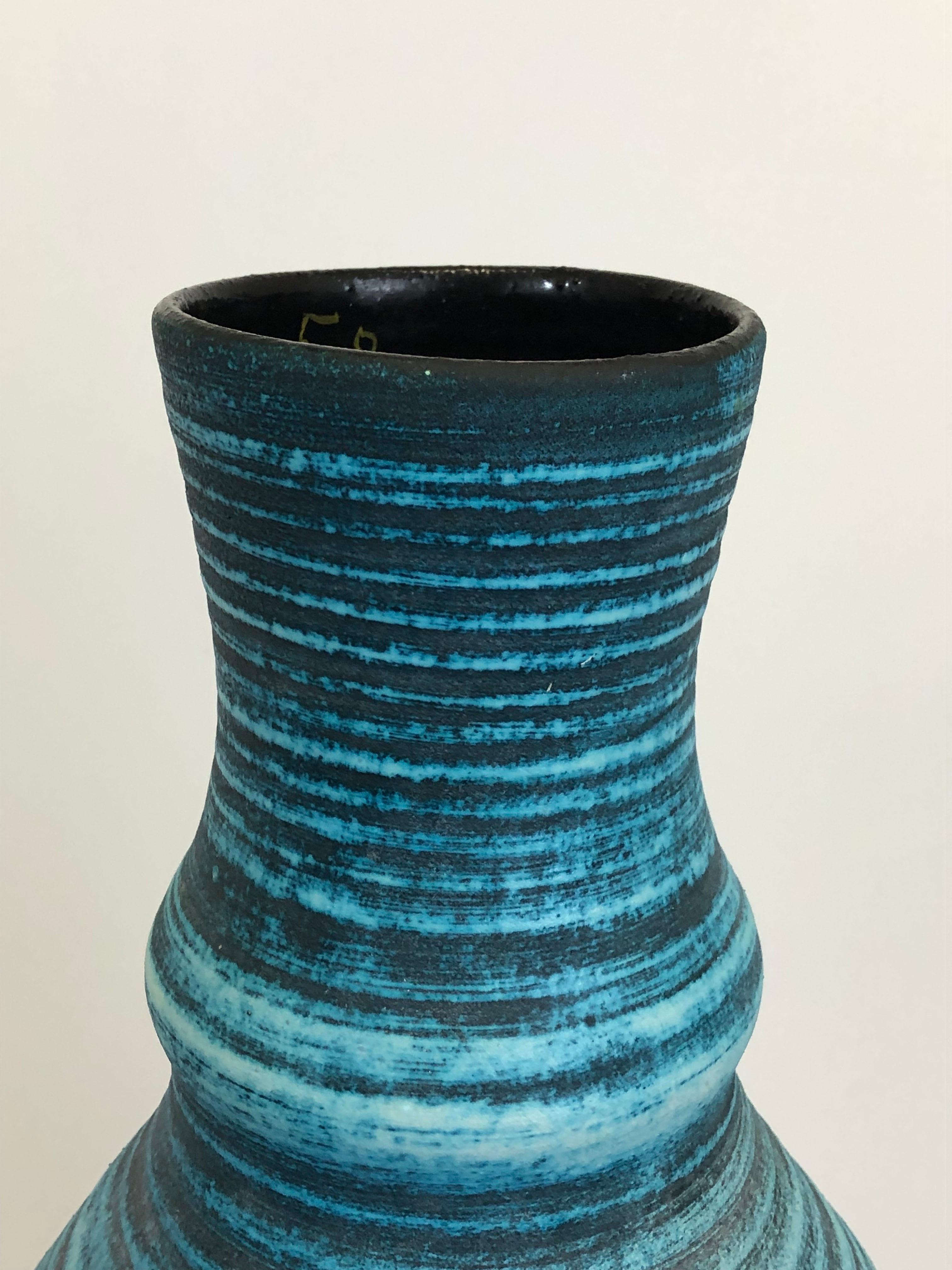 Un superbe vase en céramique gauloise française d'Accolay datant d'environ 1960. 

Forme élégante et simpliste. 

Le vase est décoré de couleurs contrastées bleu mat avec un motif en spirale et porte une marque de signature Accolay incisée à la