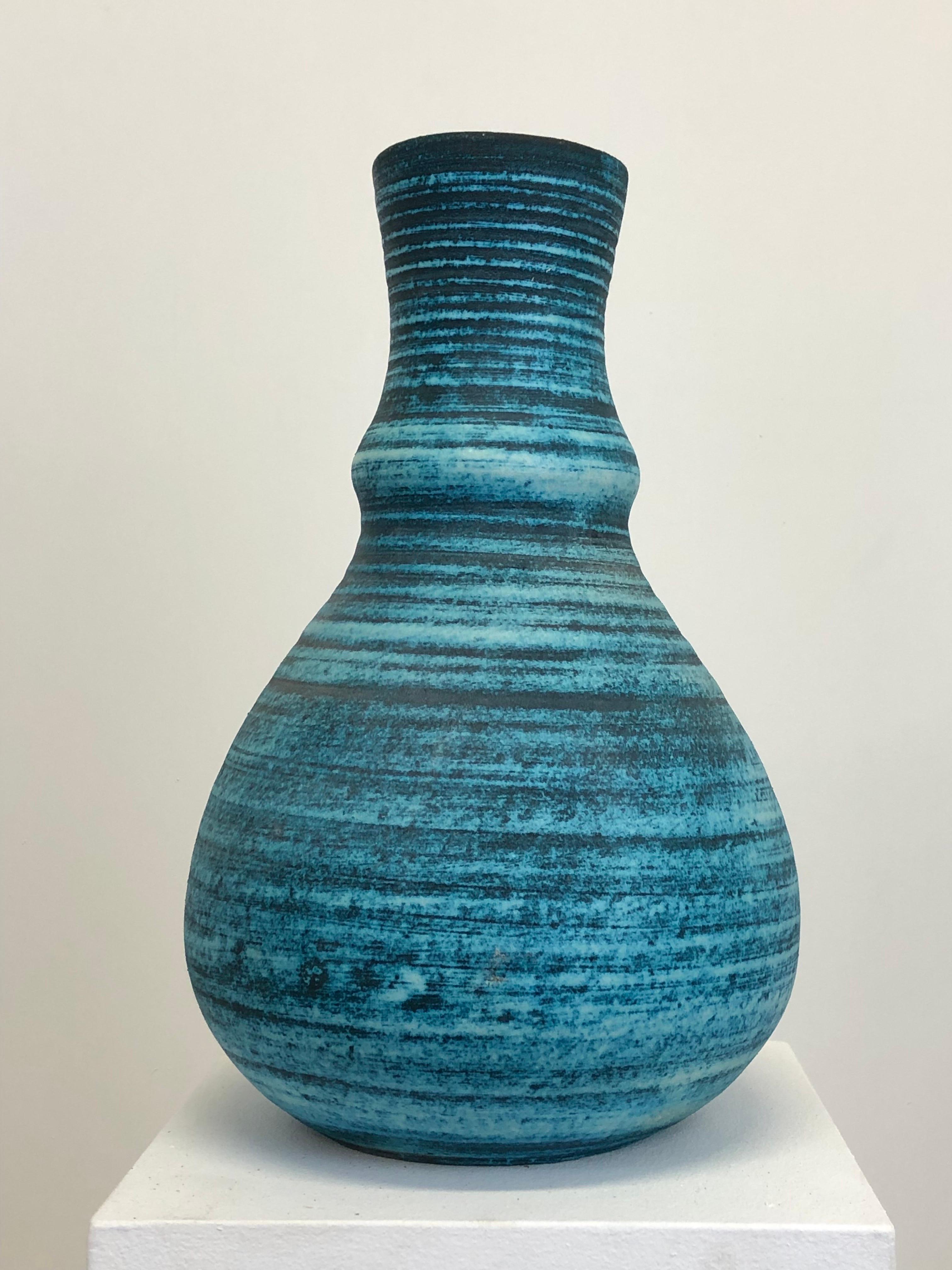 Accolay 1960 Vase en céramique Gauloise bleue du milieu du siècle Bon état à SOTTEVILLE-LÈS-ROUEN, FR
