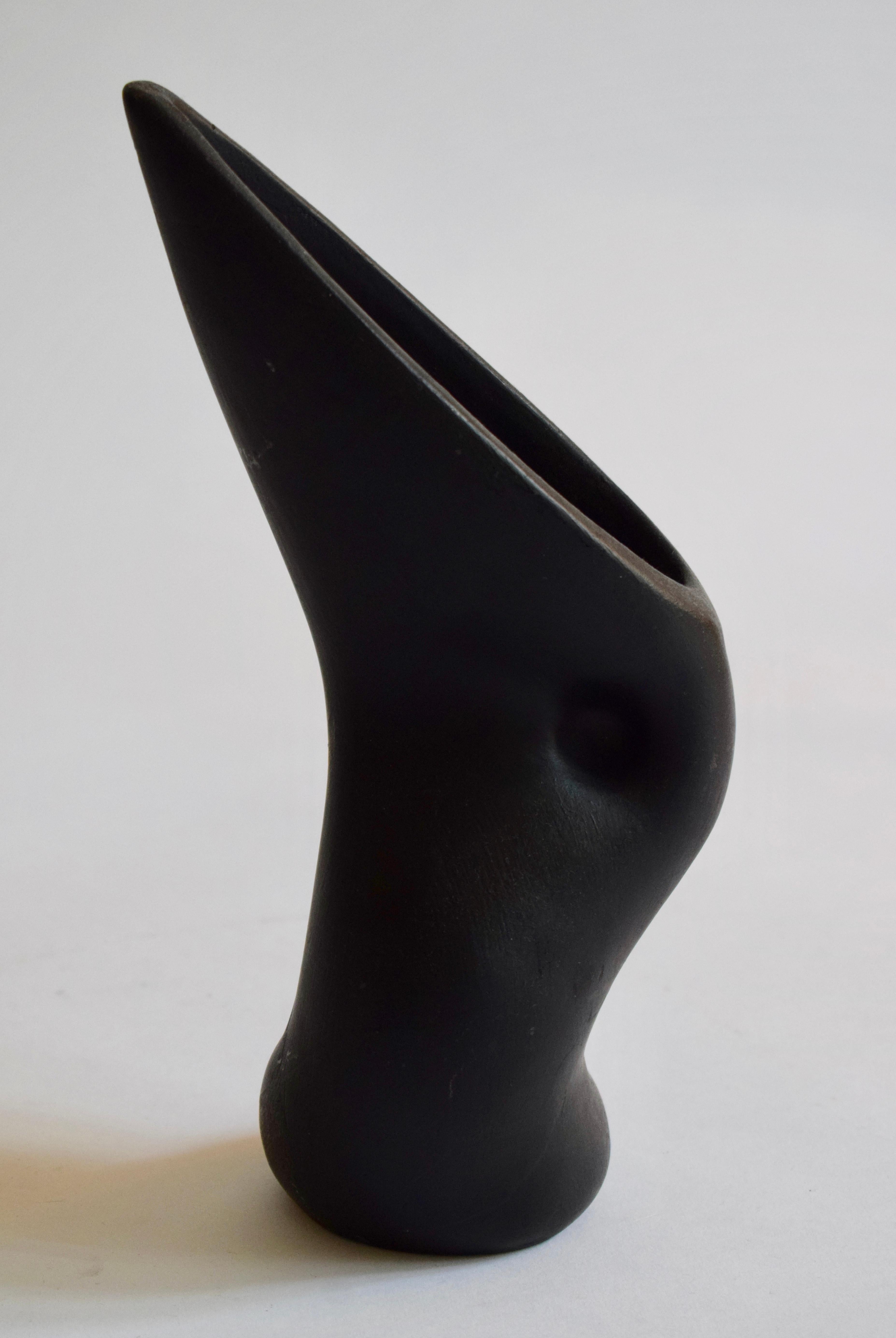 Rarissime vase à long bec en céramique émaillée noir de Louis Giraud 
Signé 